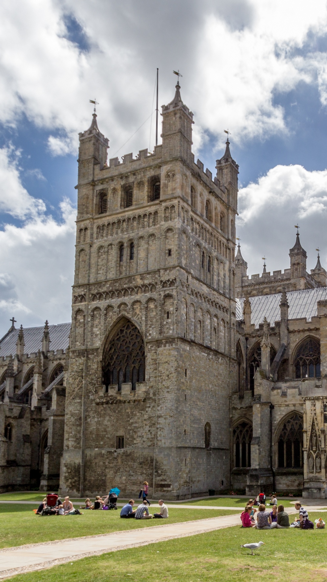 Menschen, Die Tagsüber in Der Nähe Eines Braunen Betongebäudes Unter Blauem Himmel Gehen. Wallpaper in 1080x1920 Resolution