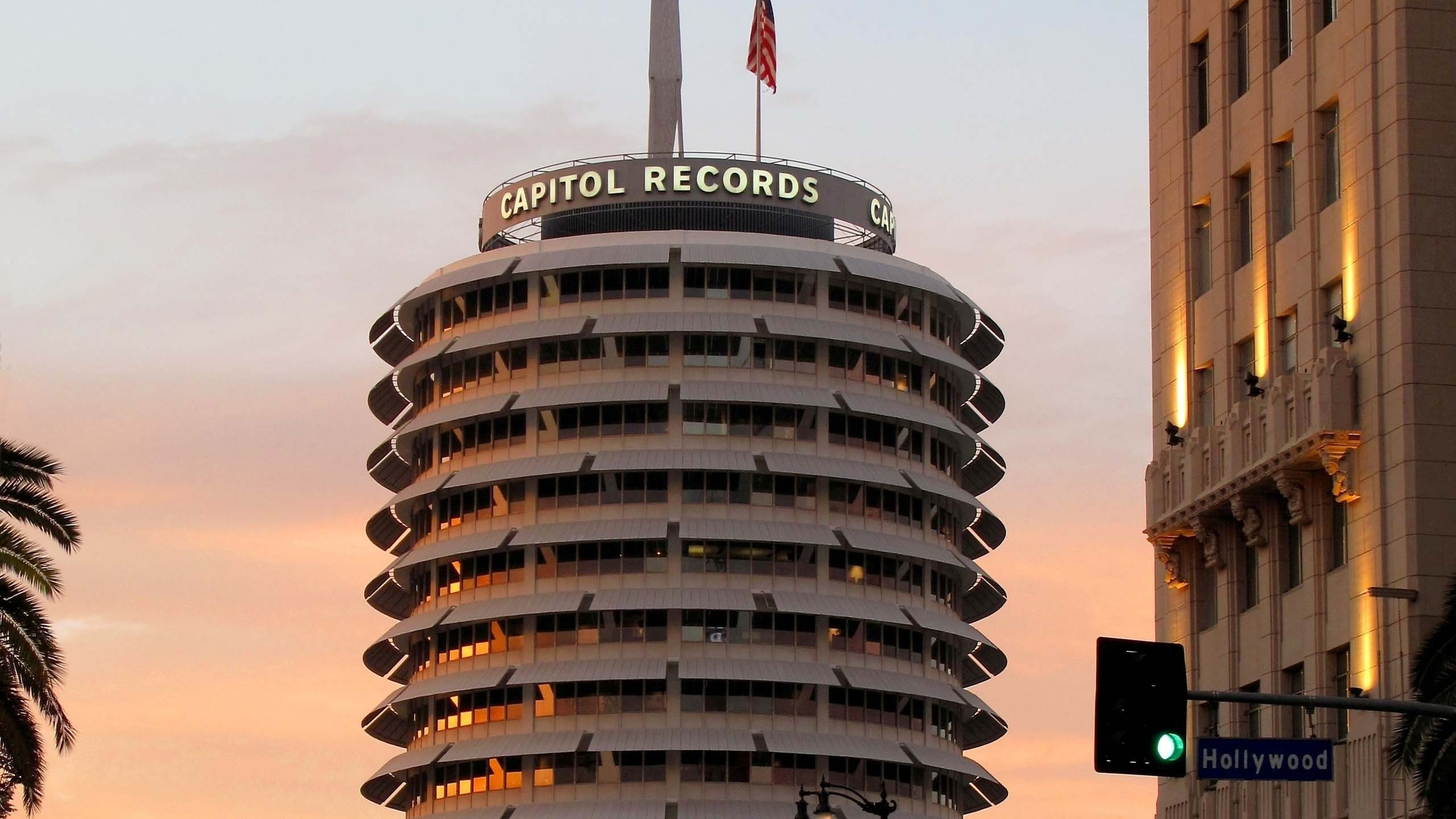 Bâtiment en Béton Brun et Noir Pendant la Journée. Wallpaper in 2560x1440 Resolution