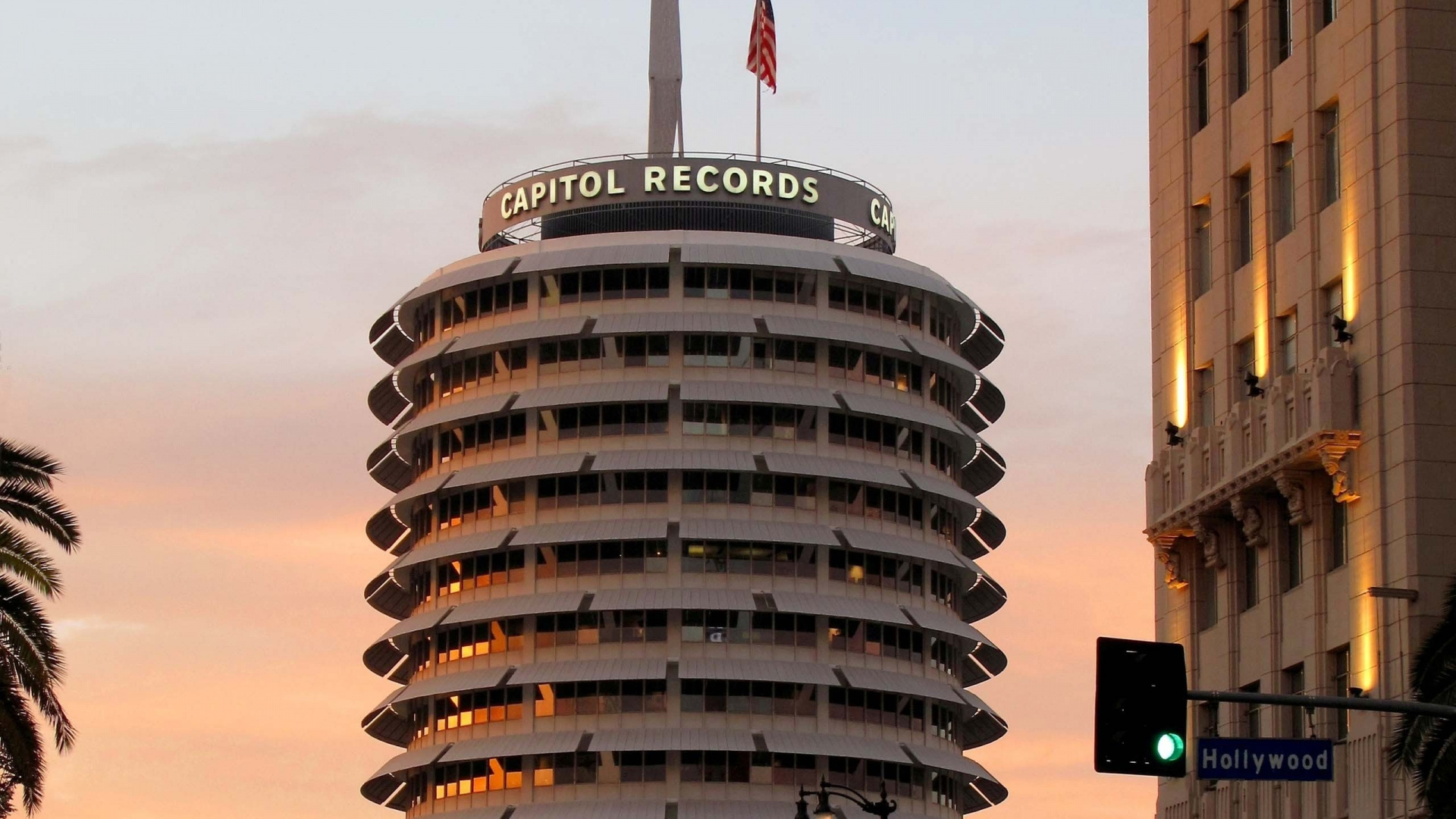 Edificio de Hormigón Marrón y Negro Durante el Día.. Wallpaper in 1920x1080 Resolution