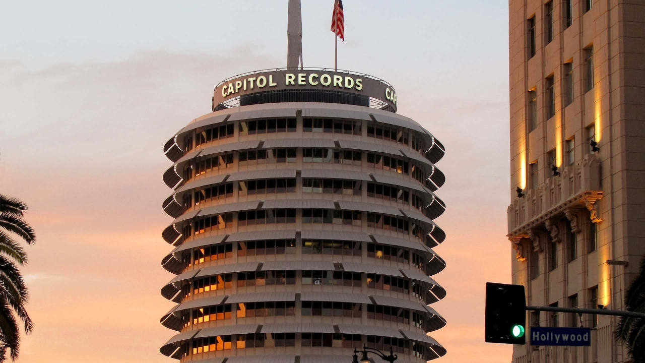 Braunes Und Schwarzes Betongebäude Tagsüber. Wallpaper in 1280x720 Resolution