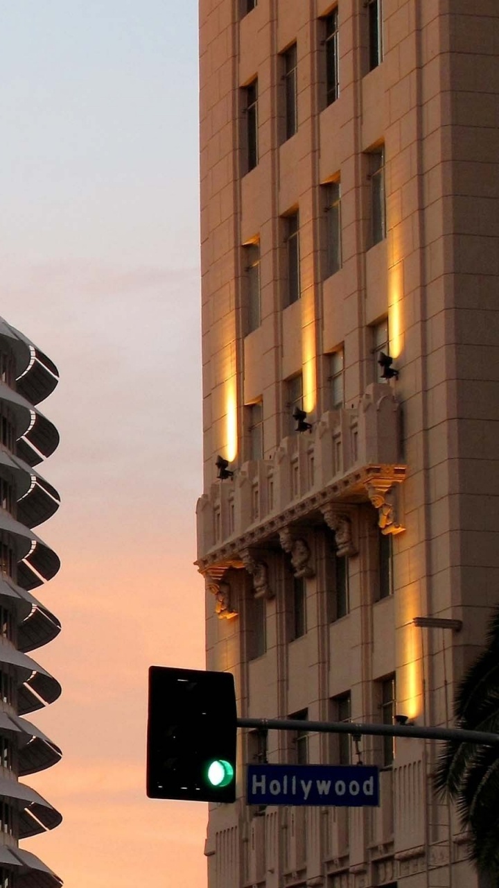 Braunes Und Schwarzes Betongebäude Tagsüber. Wallpaper in 720x1280 Resolution