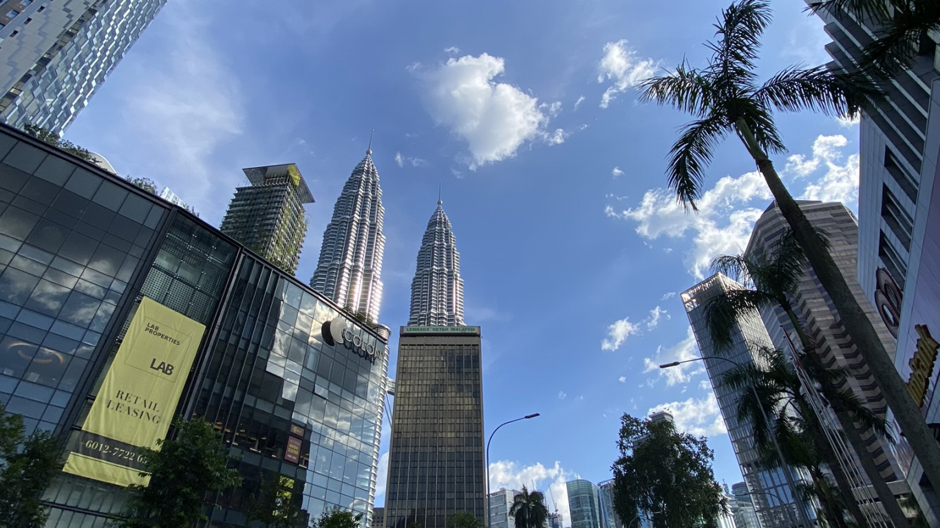 Petronas Towers, Kuala Lumpur, Malaysien, Tower Block, Tageszeit. Wallpaper in 1366x768 Resolution