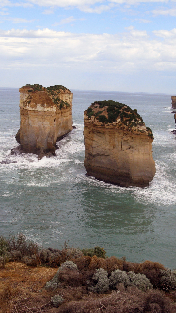Formation de Roche Brune Sur la Mer Pendant la Journée. Wallpaper in 750x1334 Resolution