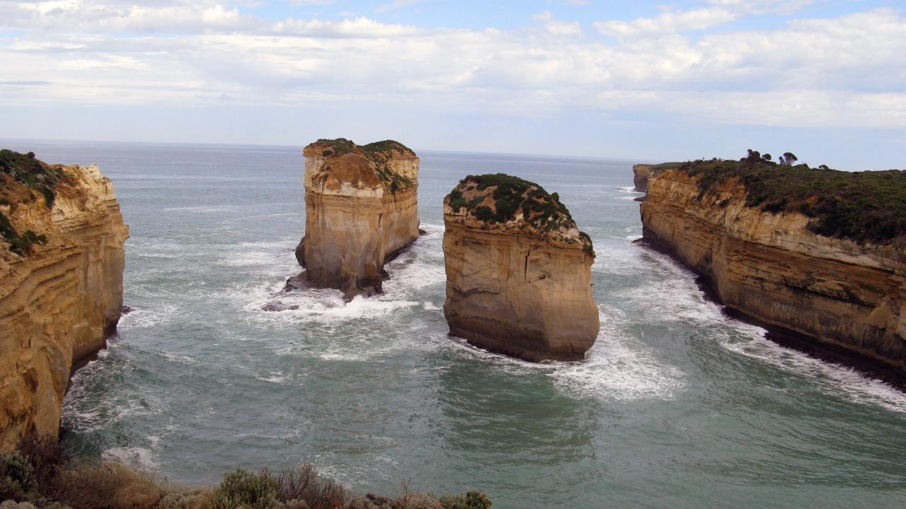 Brown Rock Formation on Sea During Daytime. Wallpaper in 1280x720 Resolution