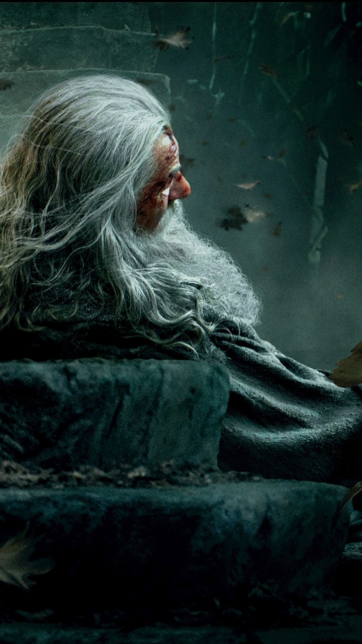 Femme en Bleu Chemise à Manches Longues Tenant un Textile Blanc. Wallpaper in 720x1280 Resolution