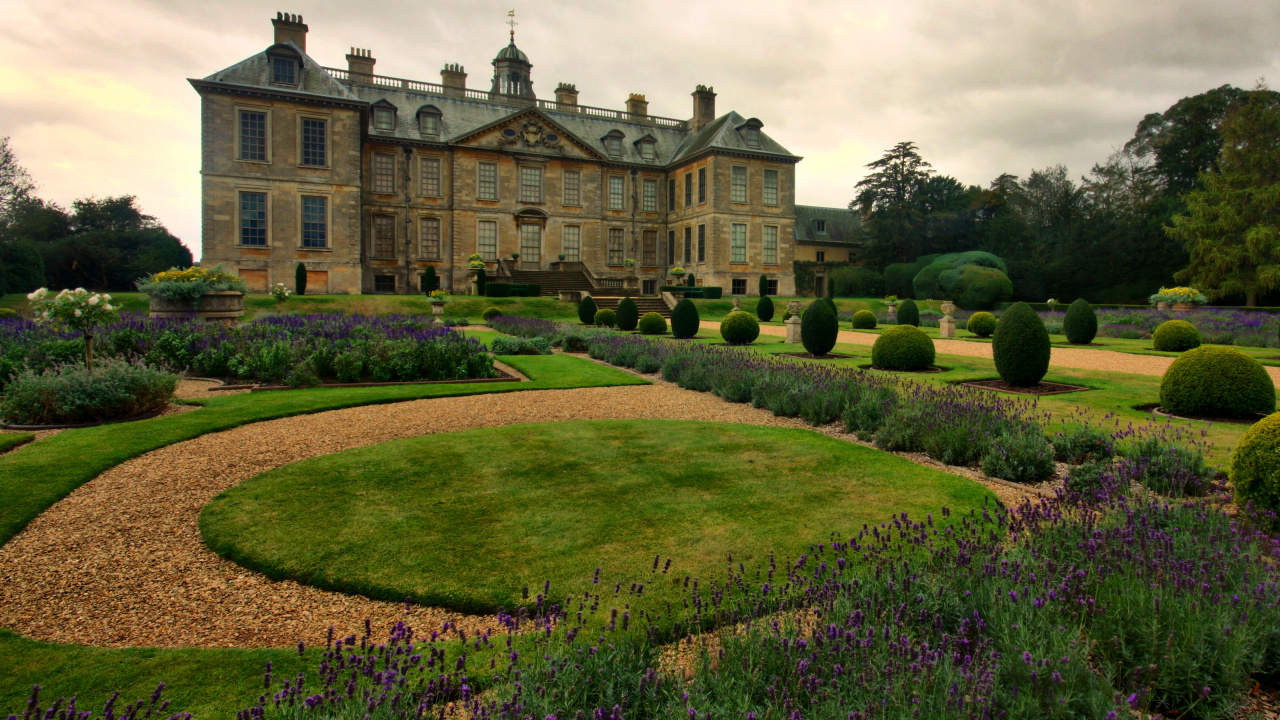Grüne Wiese in Der Nähe Von Braunem Betongebäude Tagsüber Building. Wallpaper in 1280x720 Resolution