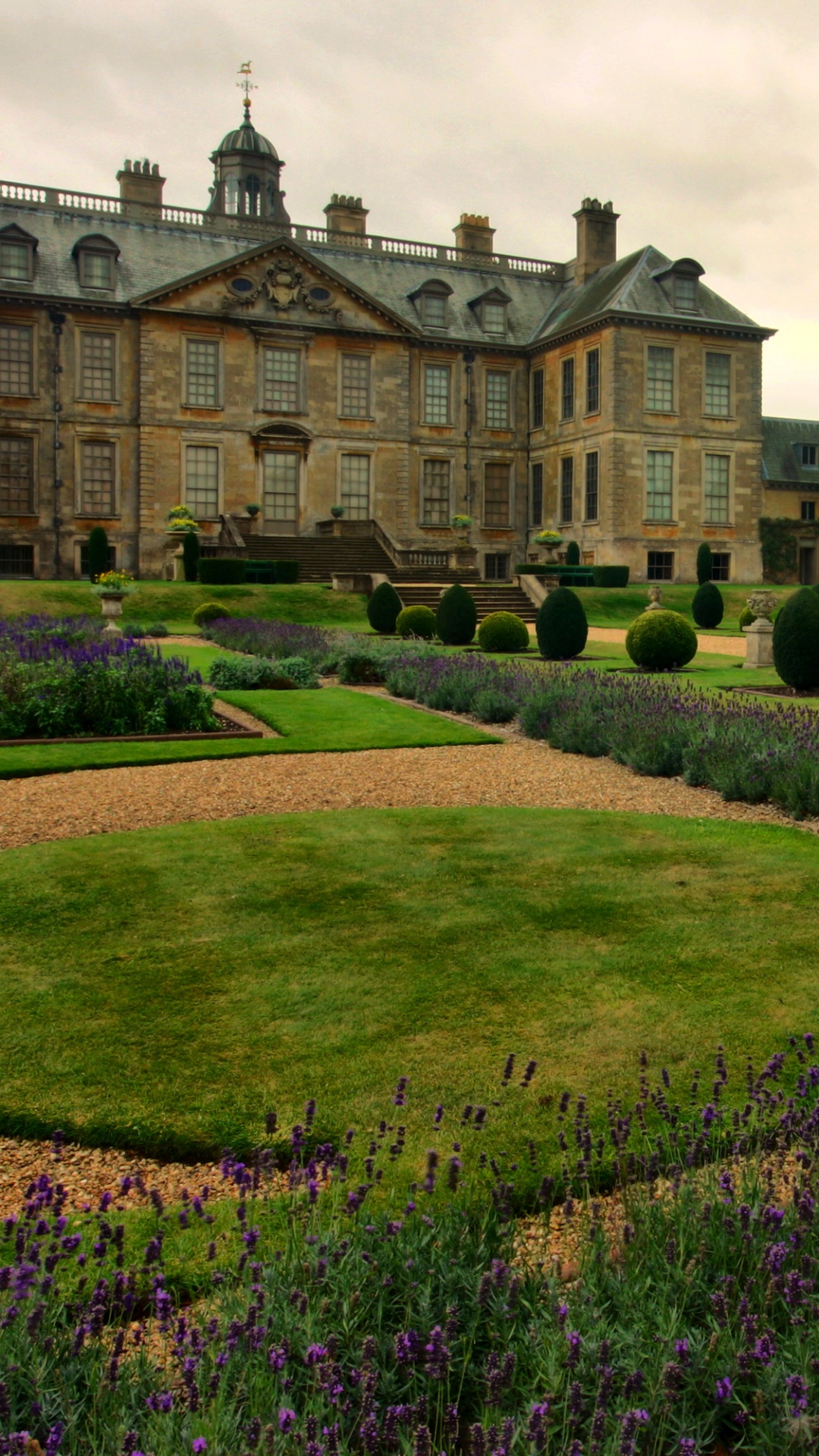 Green Grass Field Near Brown Concrete Building During Daytime. Wallpaper in 1080x1920 Resolution