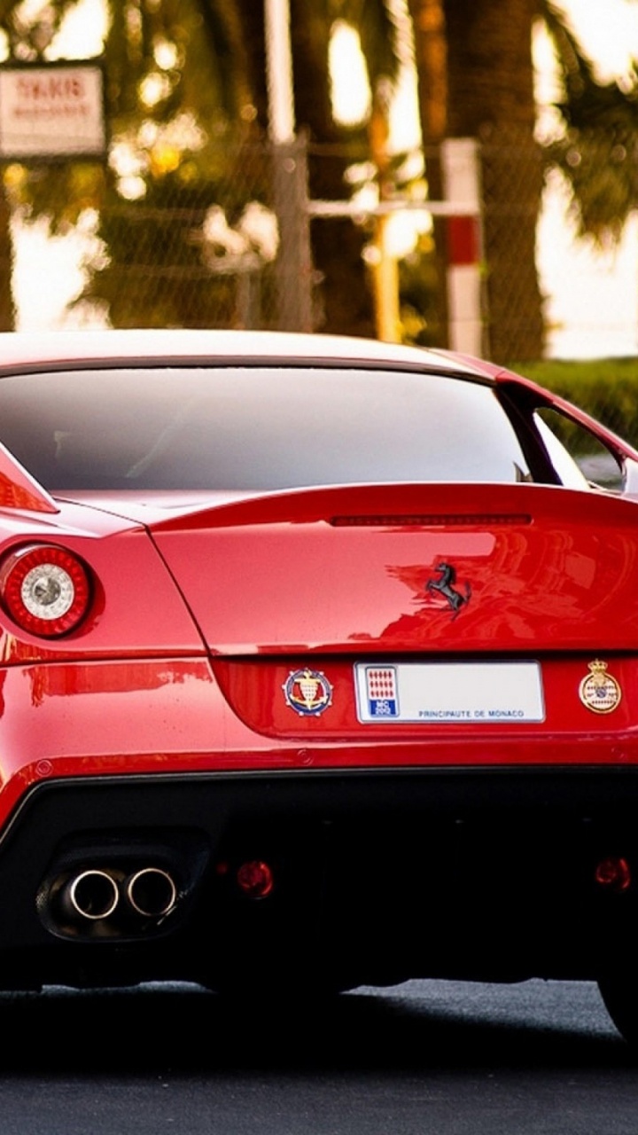 Ferrari 458 Italia Rojo en la Carretera Durante el Día. Wallpaper in 720x1280 Resolution