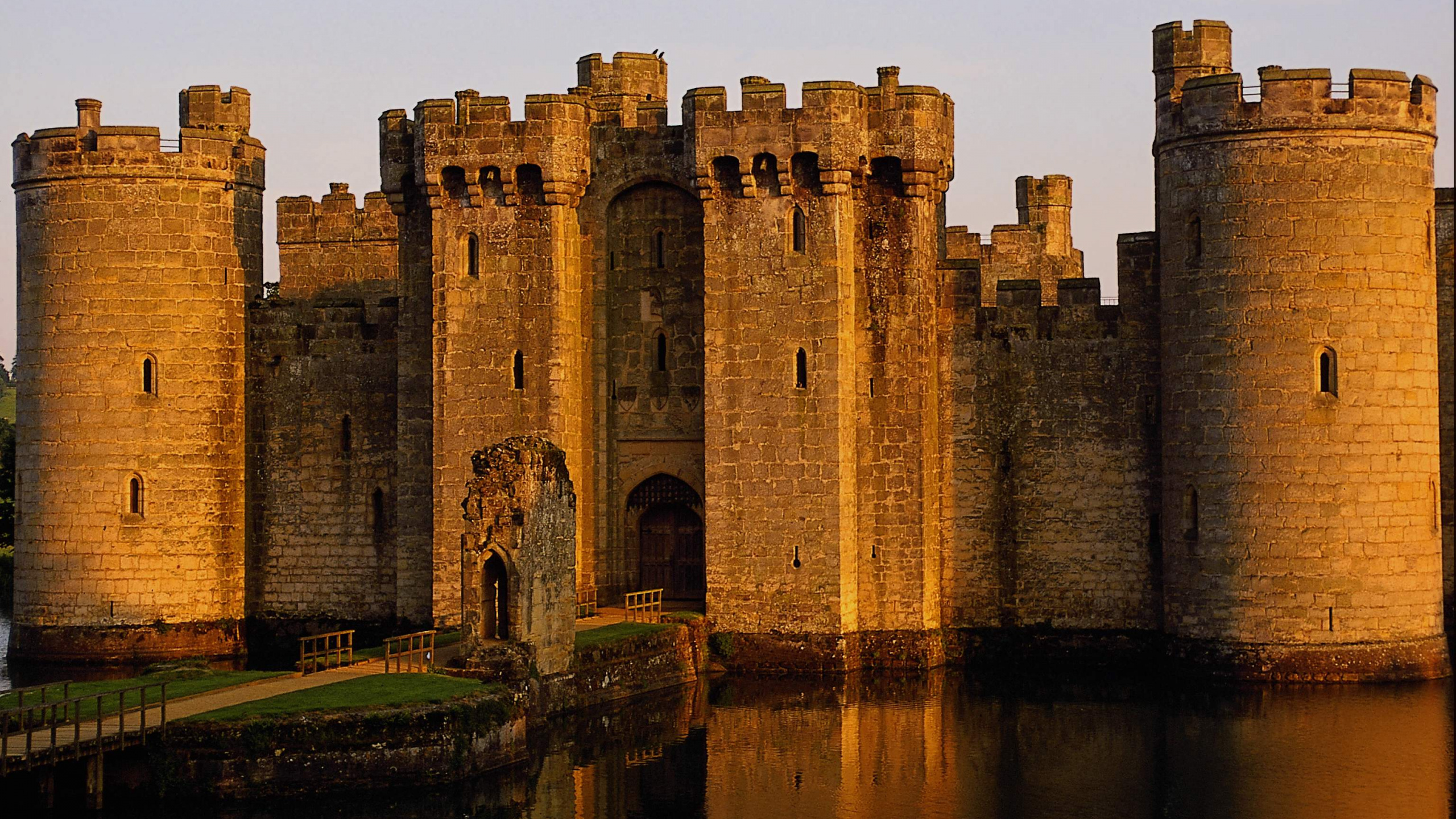 Brown Concrete Castle Near Body of Water During Daytime. Wallpaper in 2560x1440 Resolution