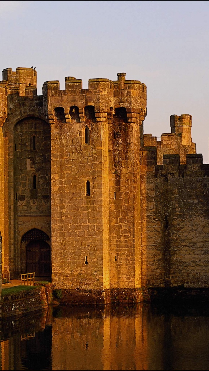 Brown Concrete Castle Near Body of Water During Daytime. Wallpaper in 720x1280 Resolution