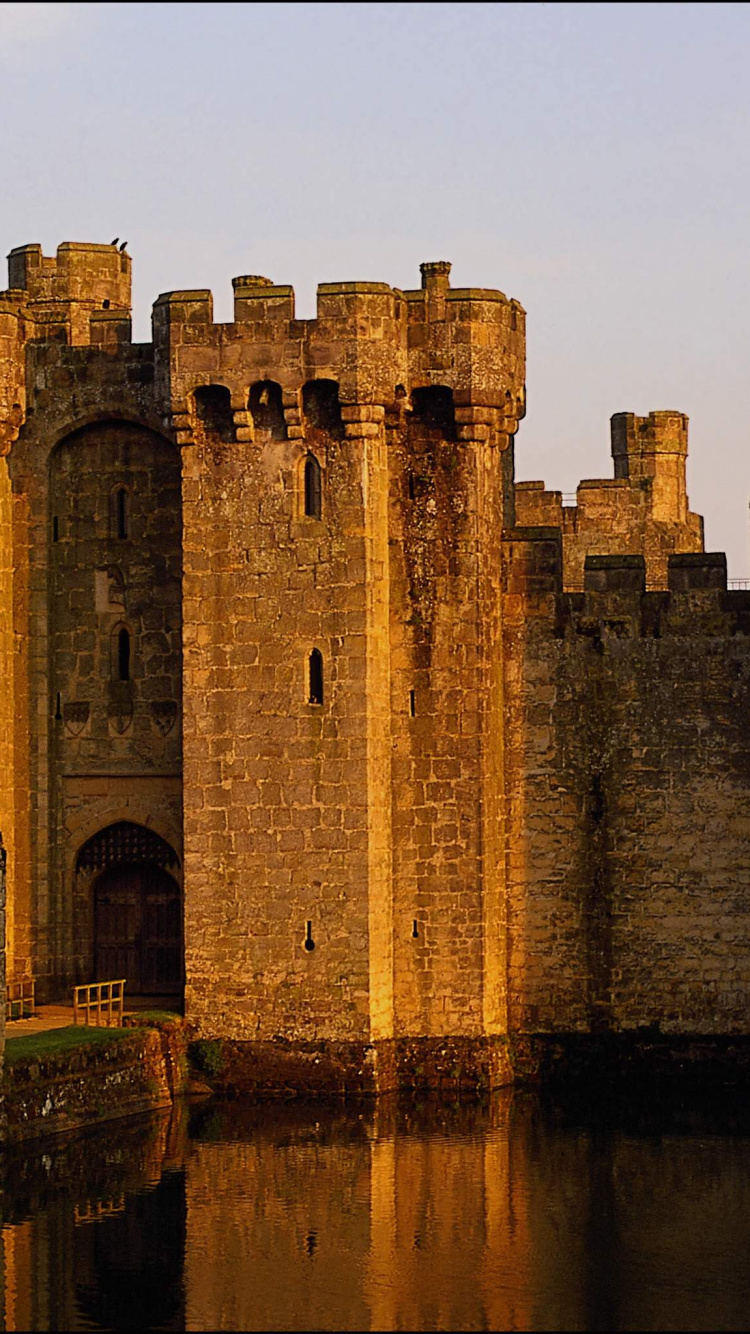 Brown Concrete Castle Near Body of Water During Daytime. Wallpaper in 750x1334 Resolution