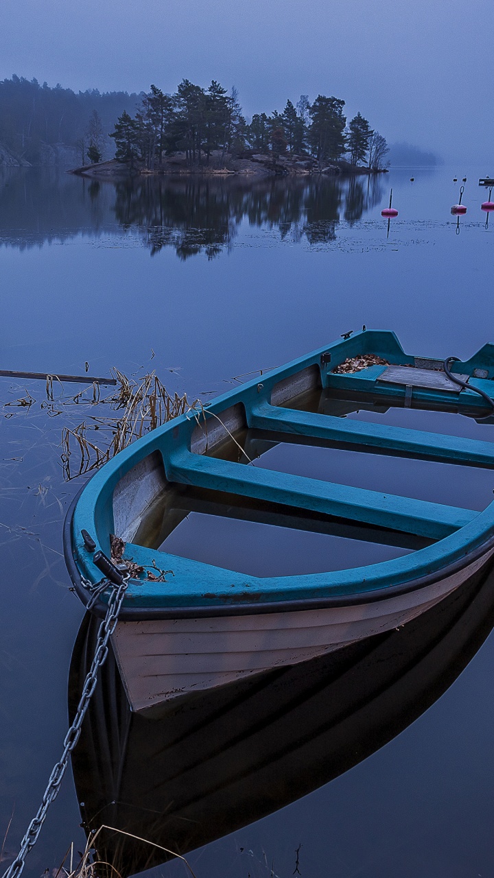 Bateau Bleu et Blanc Sur le Lac Pendant la Journée. Wallpaper in 720x1280 Resolution