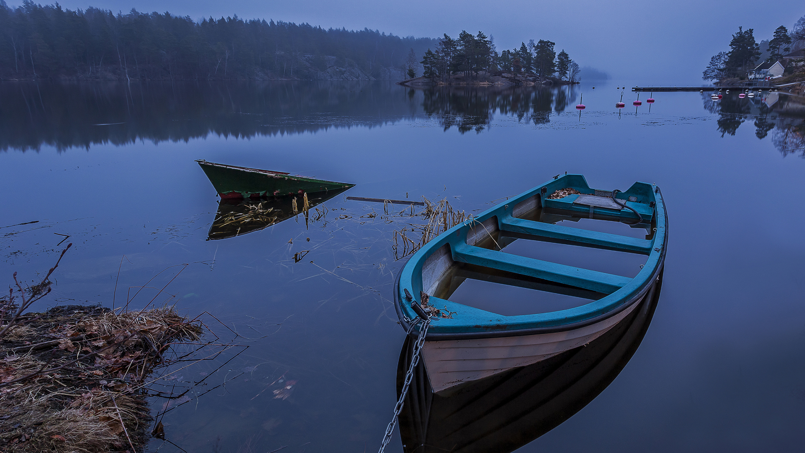 Blue and White Boat on Lake During Daytime. Wallpaper in 2560x1440 Resolution