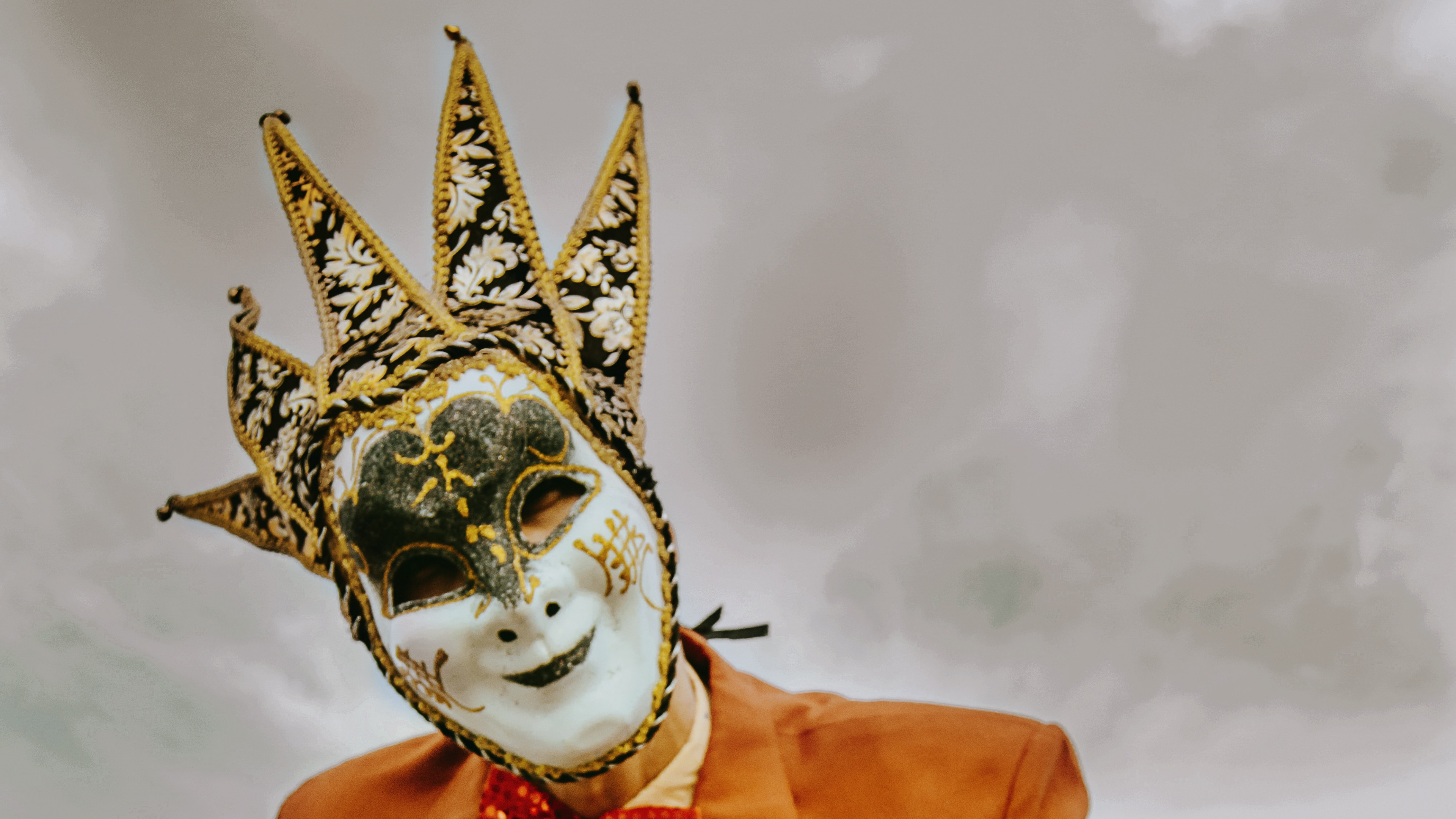 Personne en Costume Orange Avec Masque Blanc. Wallpaper in 3840x2160 Resolution