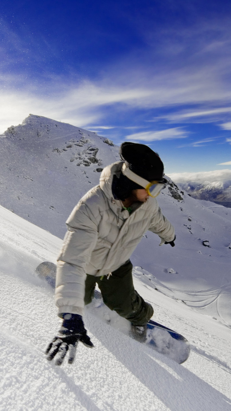 Mann in Weißer Jacke Und Schwarzer Hose, Der Tagsüber Auf Einem Schneebedeckten Berg Auf Dem Snowboard Fährt. Wallpaper in 750x1334 Resolution