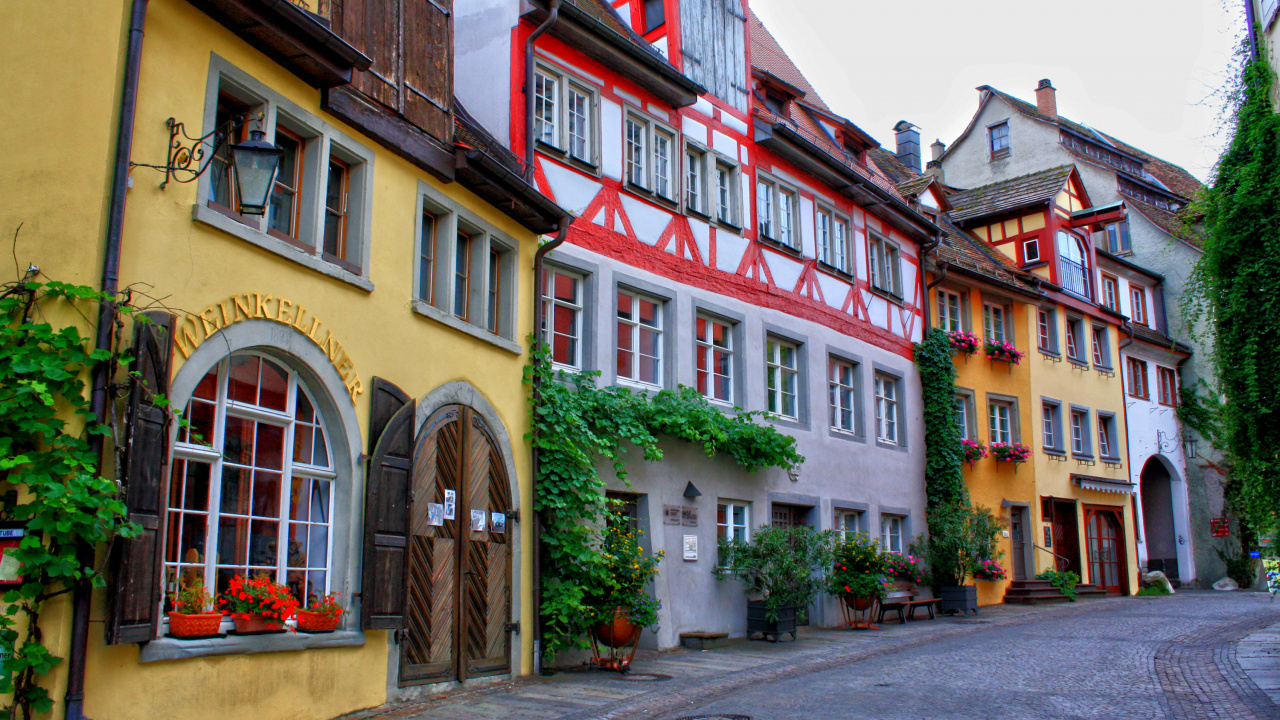 Bâtiment en Béton Jaune Rouge et Vert. Wallpaper in 1280x720 Resolution