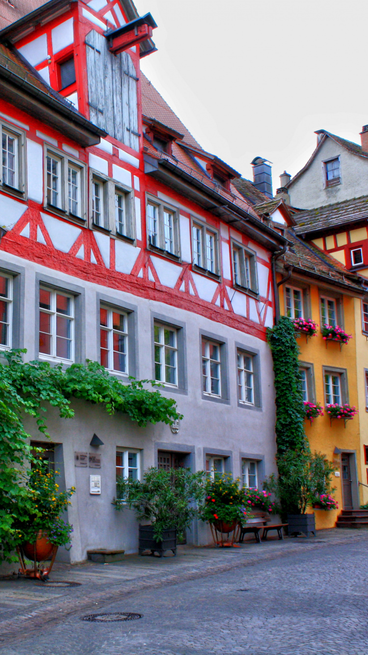 Bâtiment en Béton Jaune Rouge et Vert. Wallpaper in 750x1334 Resolution