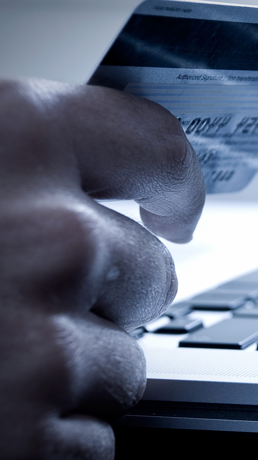 Photo en Niveaux de Gris D'une Personne Utilisant un Ordinateur Portable. Wallpaper in 1080x1920 Resolution