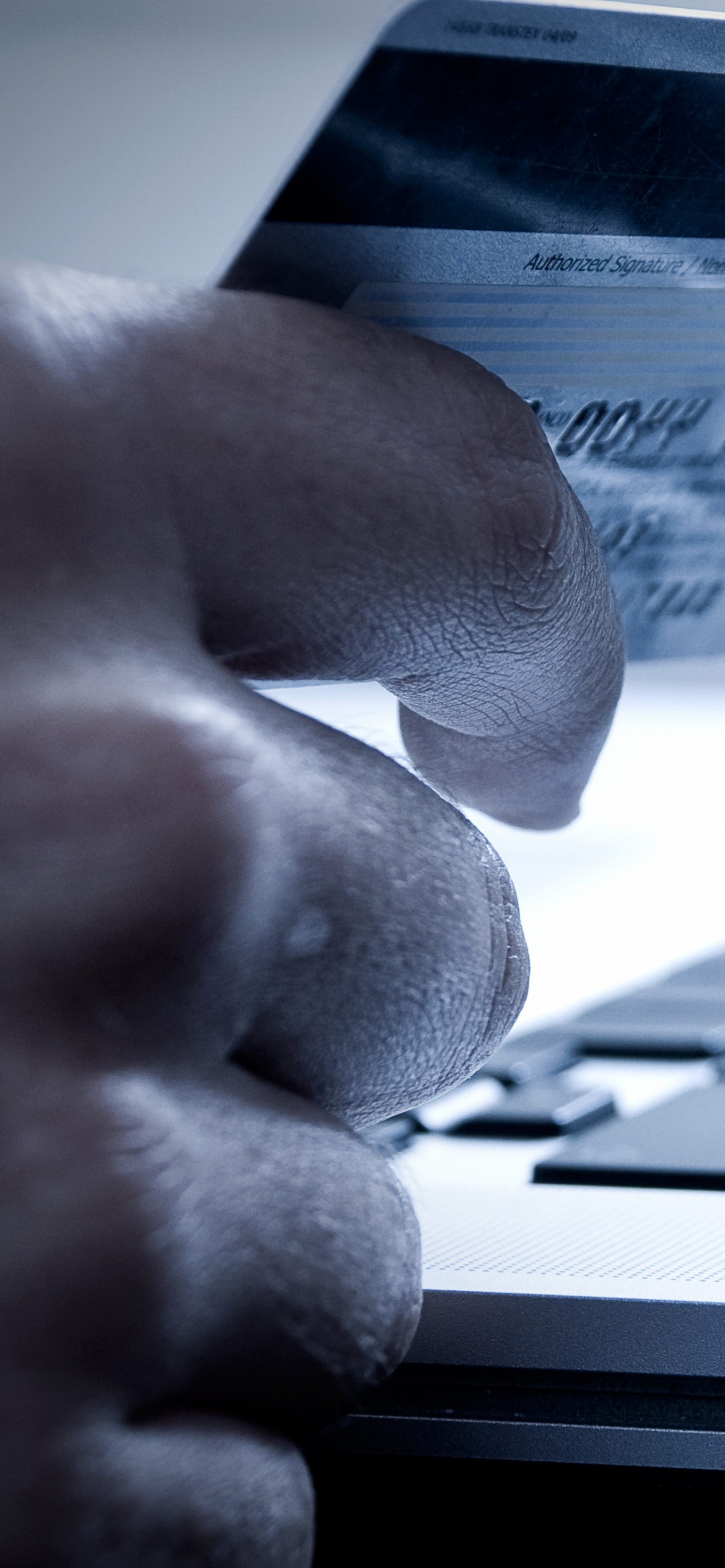 Graustufenfoto Einer Person, Die Einen Laptop Verwendet. Wallpaper in 1242x2688 Resolution