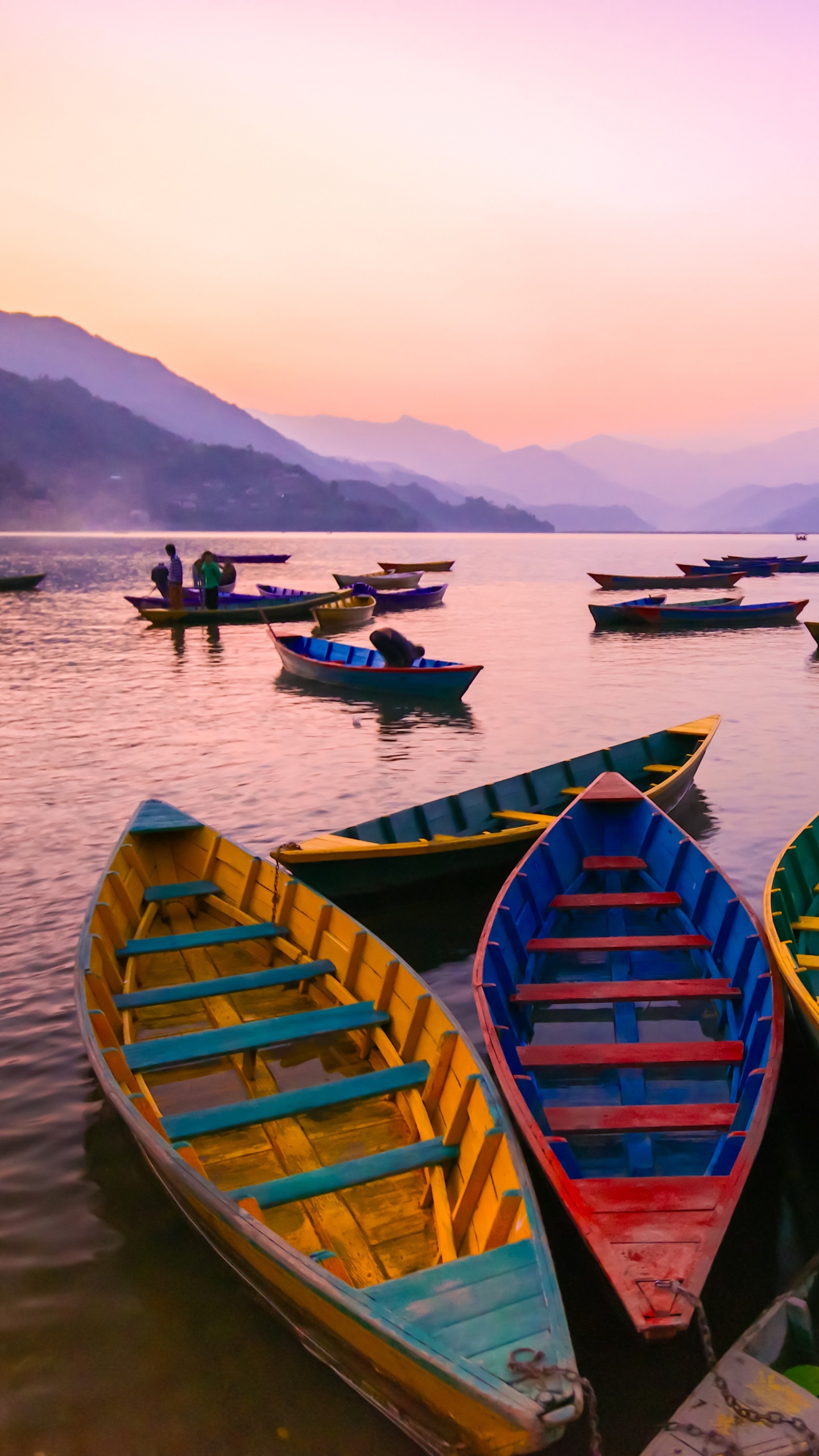 Blue and Green Wooden Boats on Body of Water During Daytime. Wallpaper in 1440x2560 Resolution