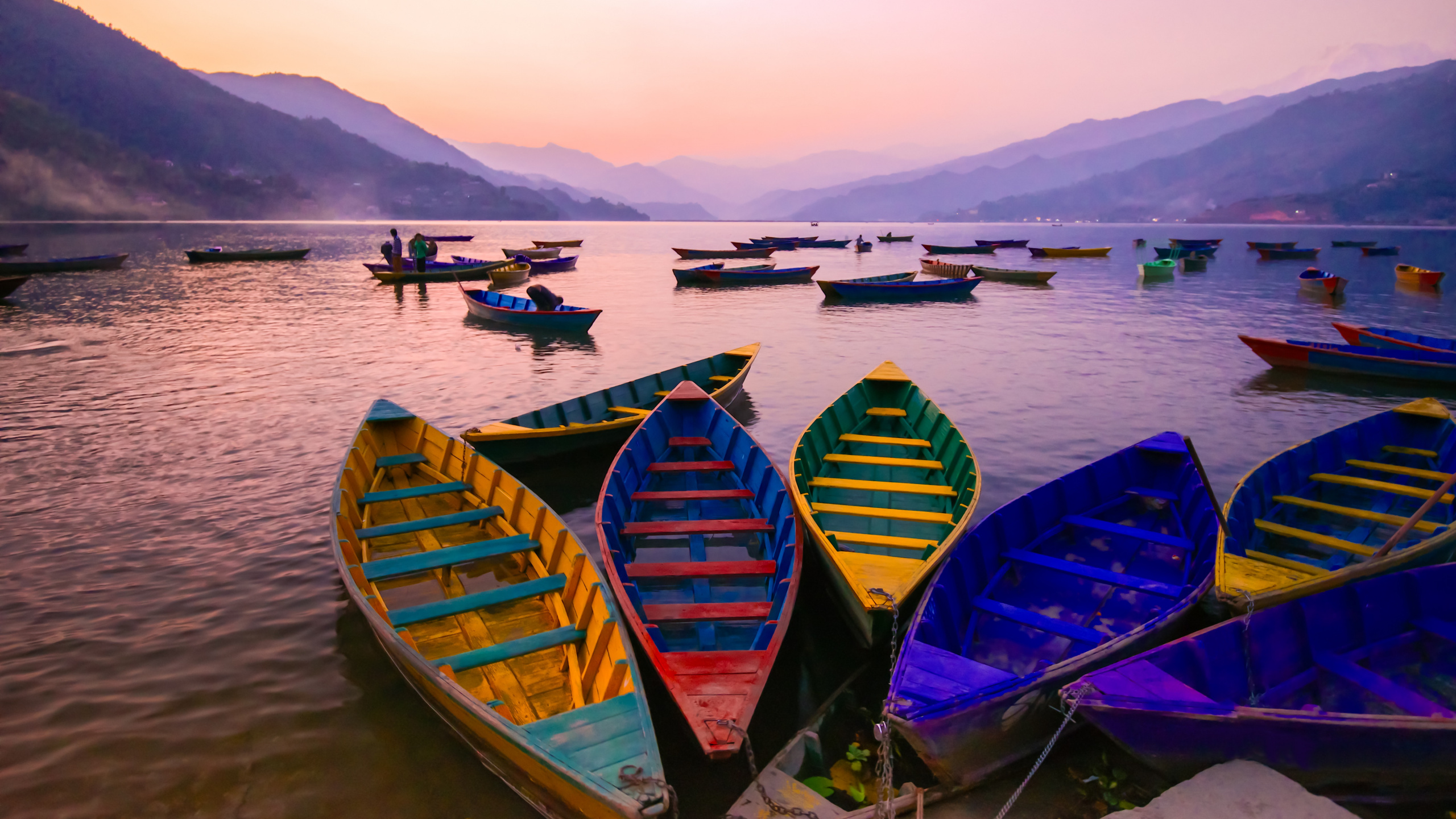 Blue and Green Wooden Boats on Body of Water During Daytime. Wallpaper in 2560x1440 Resolution