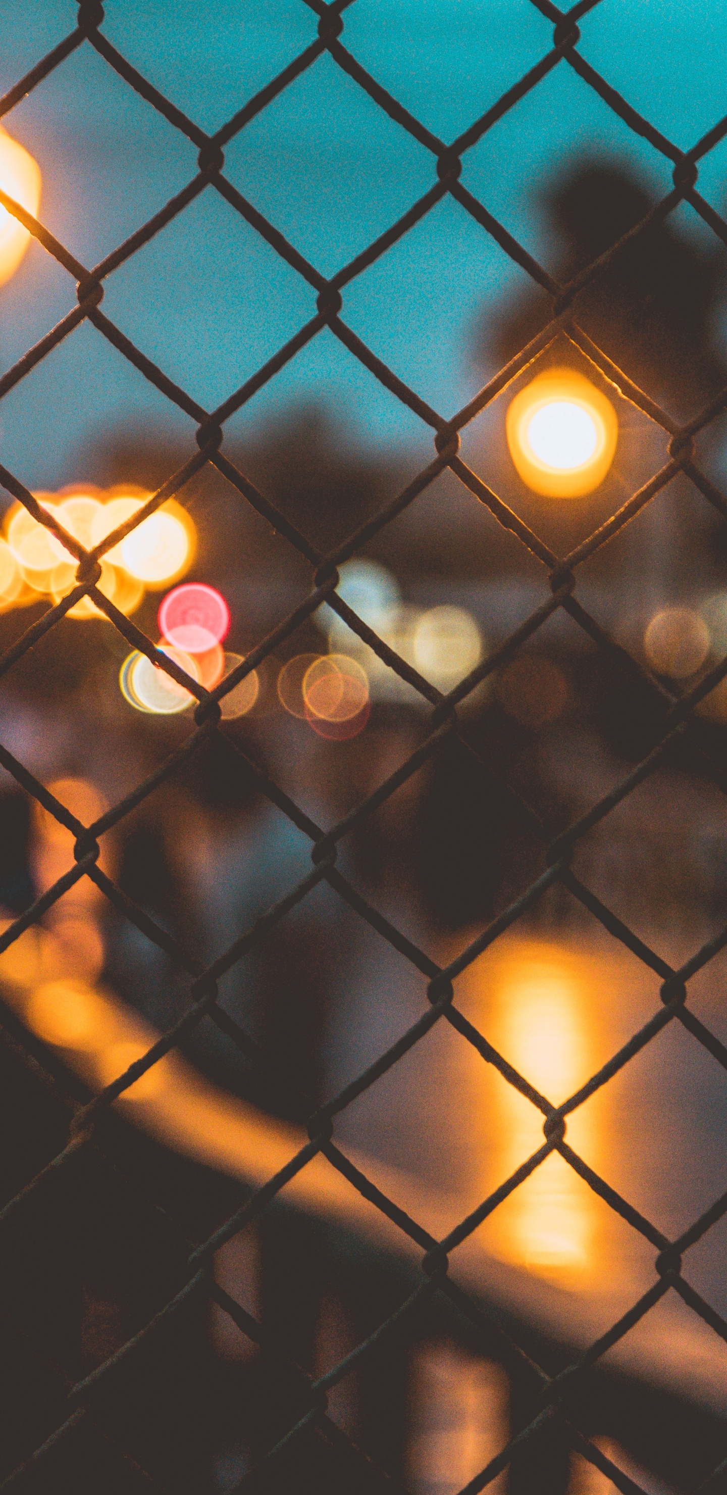 Clôture en Métal Noir Avec Des Lumières. Wallpaper in 1440x2960 Resolution