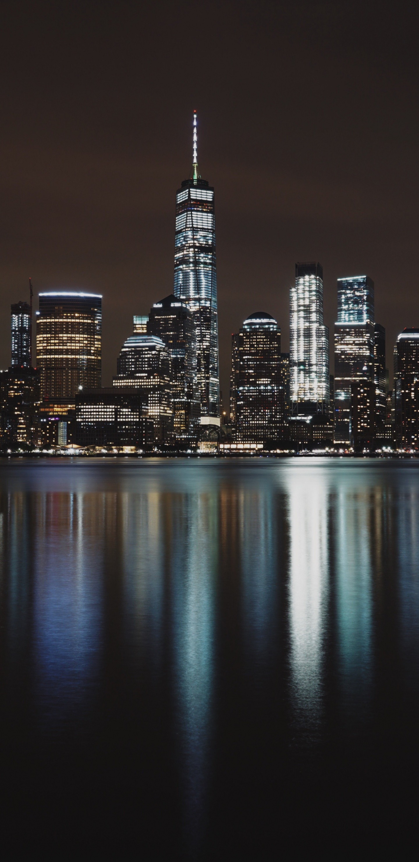 Horizon de la Ville Pendant la Nuit. Wallpaper in 1440x2960 Resolution