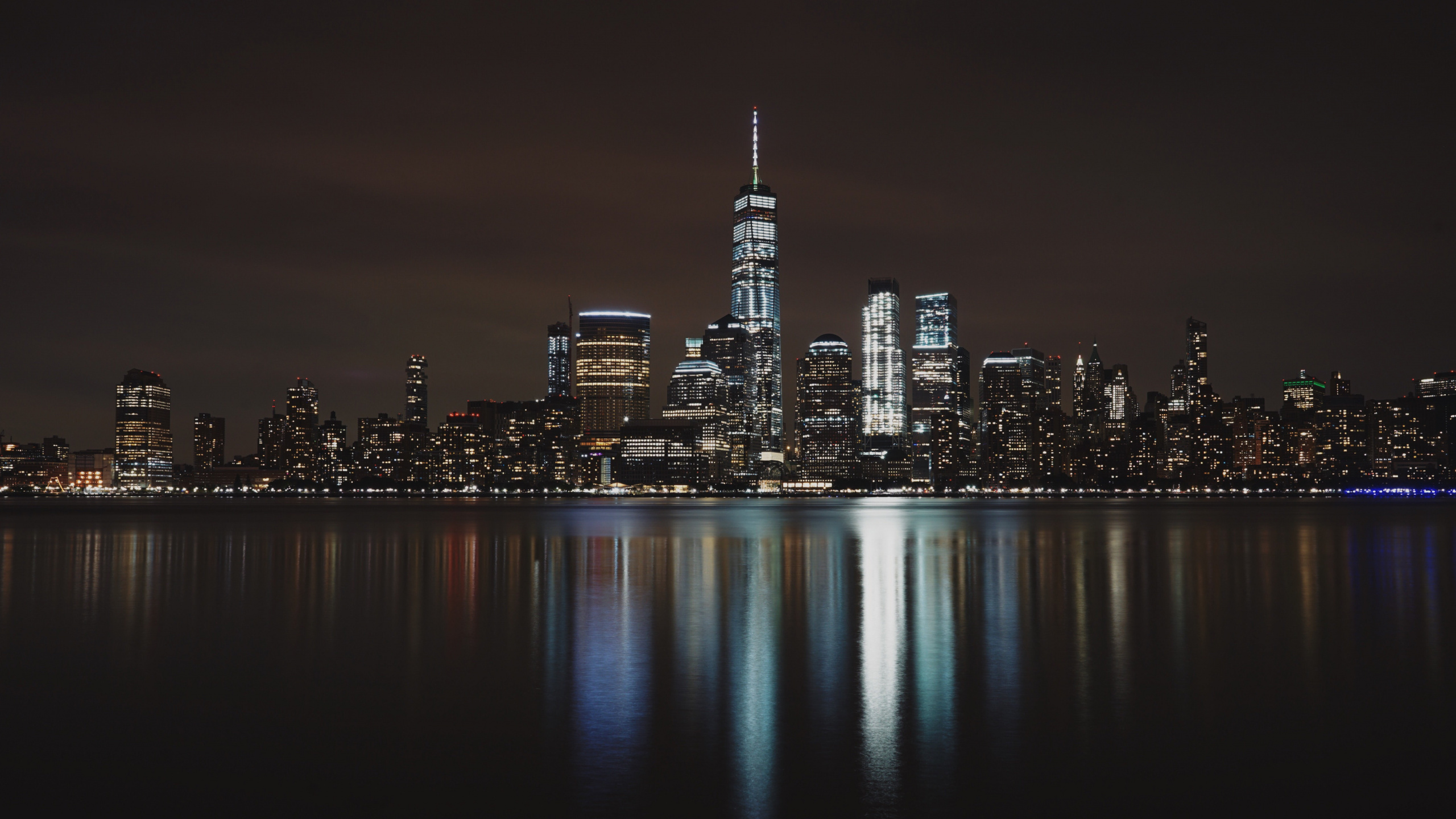 Horizonte de la Ciudad Durante la Noche. Wallpaper in 2560x1440 Resolution
