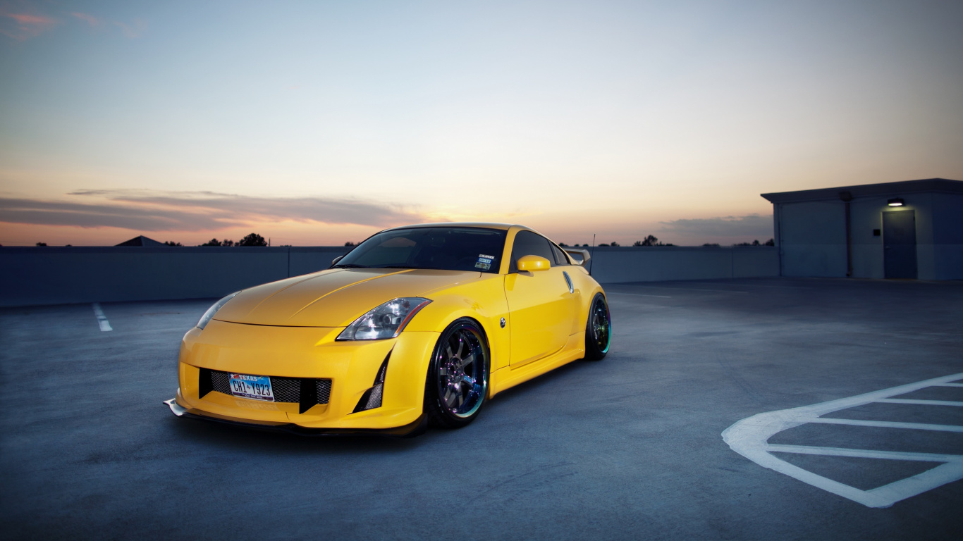 Porsche 911 Jaune Sur Sol en Béton Gris Pendant la Journée. Wallpaper in 1366x768 Resolution