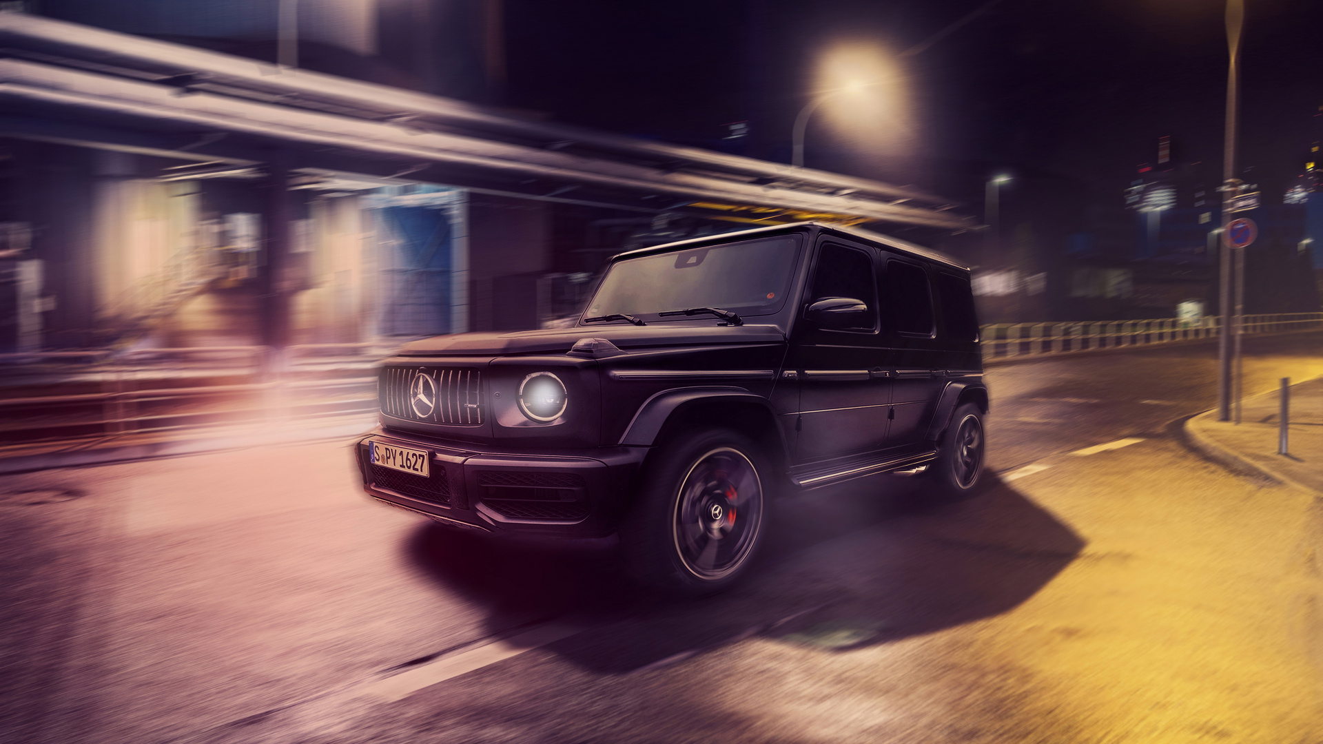Jeep Grand Cherokee Negro en la Carretera Durante la Noche. Wallpaper in 1920x1080 Resolution