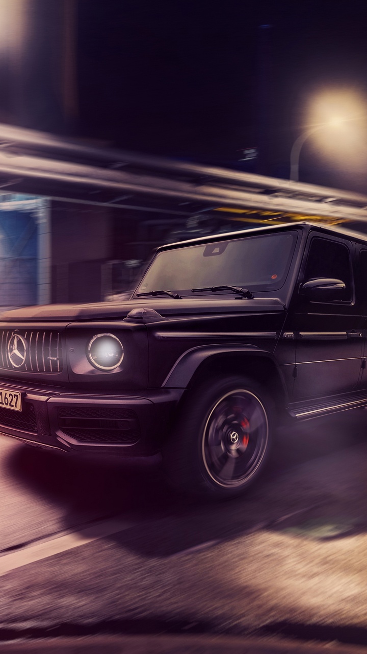 Jeep Grand Cherokee Noir Sur Route Pendant la Nuit. Wallpaper in 720x1280 Resolution