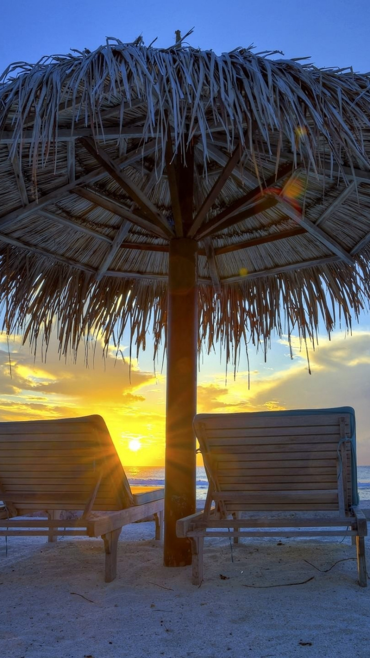 Chaise Longue de Plage en Bois Marron Sur la Plage Pendant la Journée. Wallpaper in 750x1334 Resolution