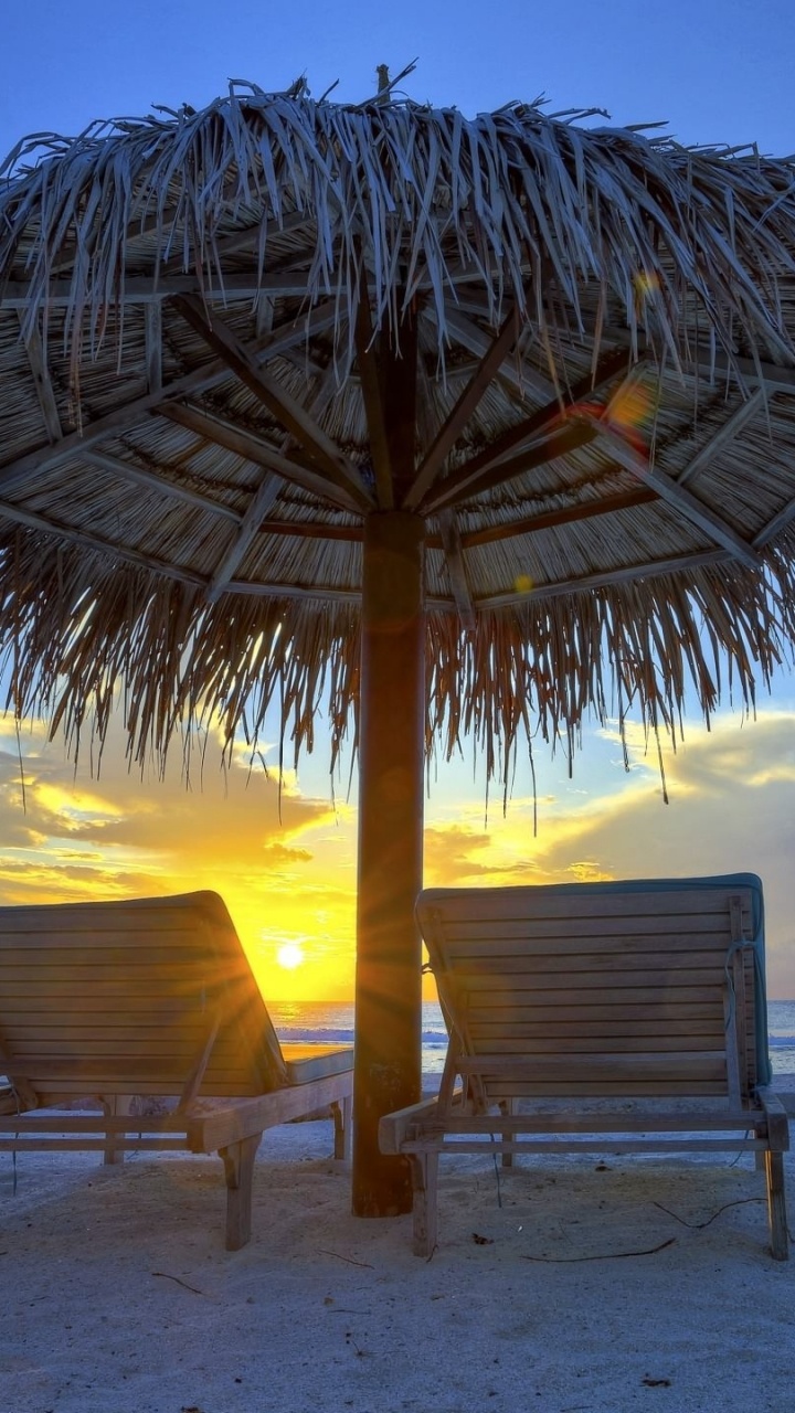 Sillón de Playa de Madera Marrón en la Playa Durante el Día. Wallpaper in 720x1280 Resolution