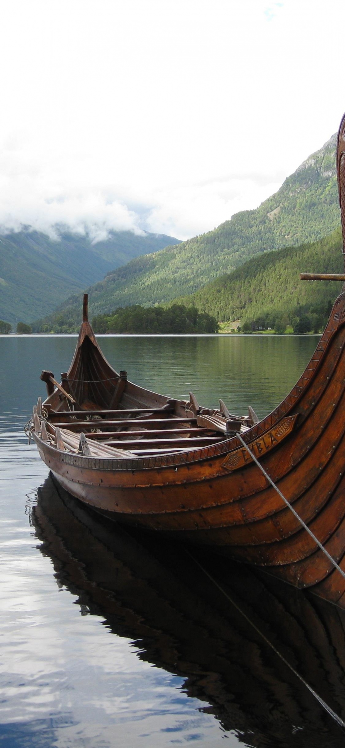 Barco de Madera Marrón en el Lago Durante el Día. Wallpaper in 1125x2436 Resolution