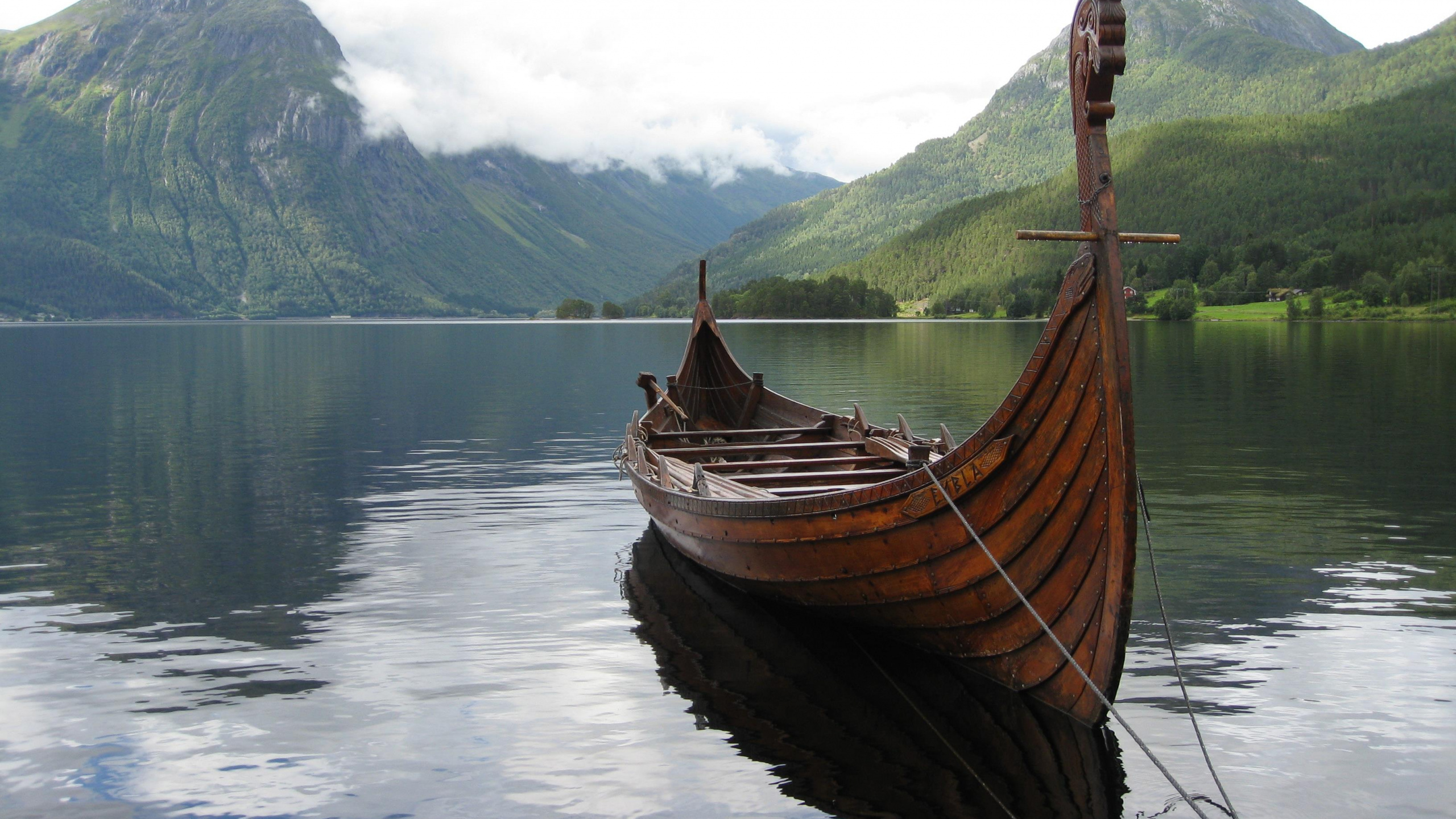 Barco de Madera Marrón en el Lago Durante el Día. Wallpaper in 2560x1440 Resolution