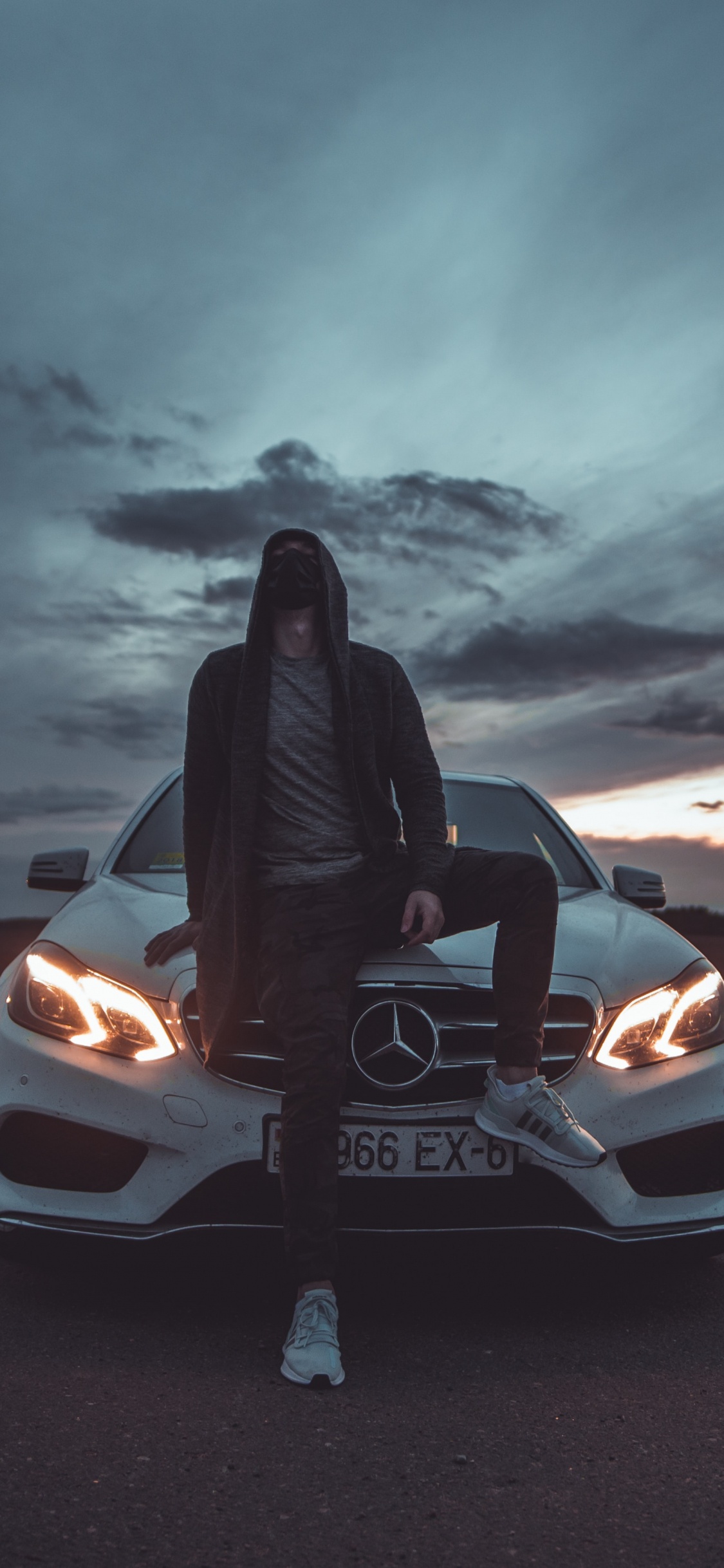 Voiture Blanche Sur Route Pendant le Coucher du Soleil. Wallpaper in 1125x2436 Resolution