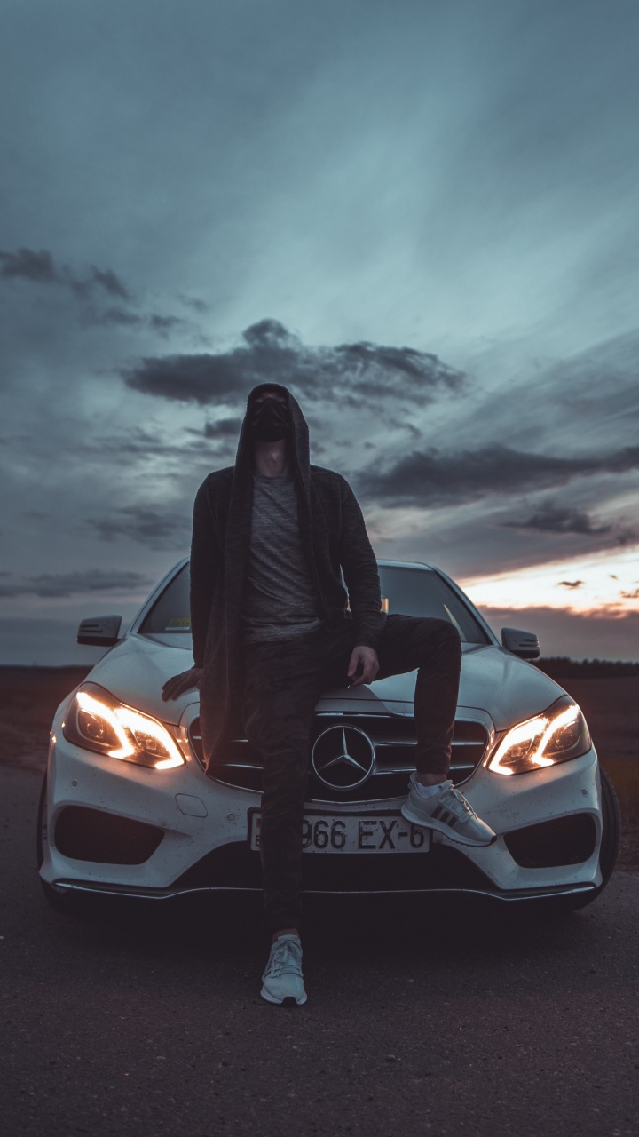 Voiture Blanche Sur Route Pendant le Coucher du Soleil. Wallpaper in 720x1280 Resolution