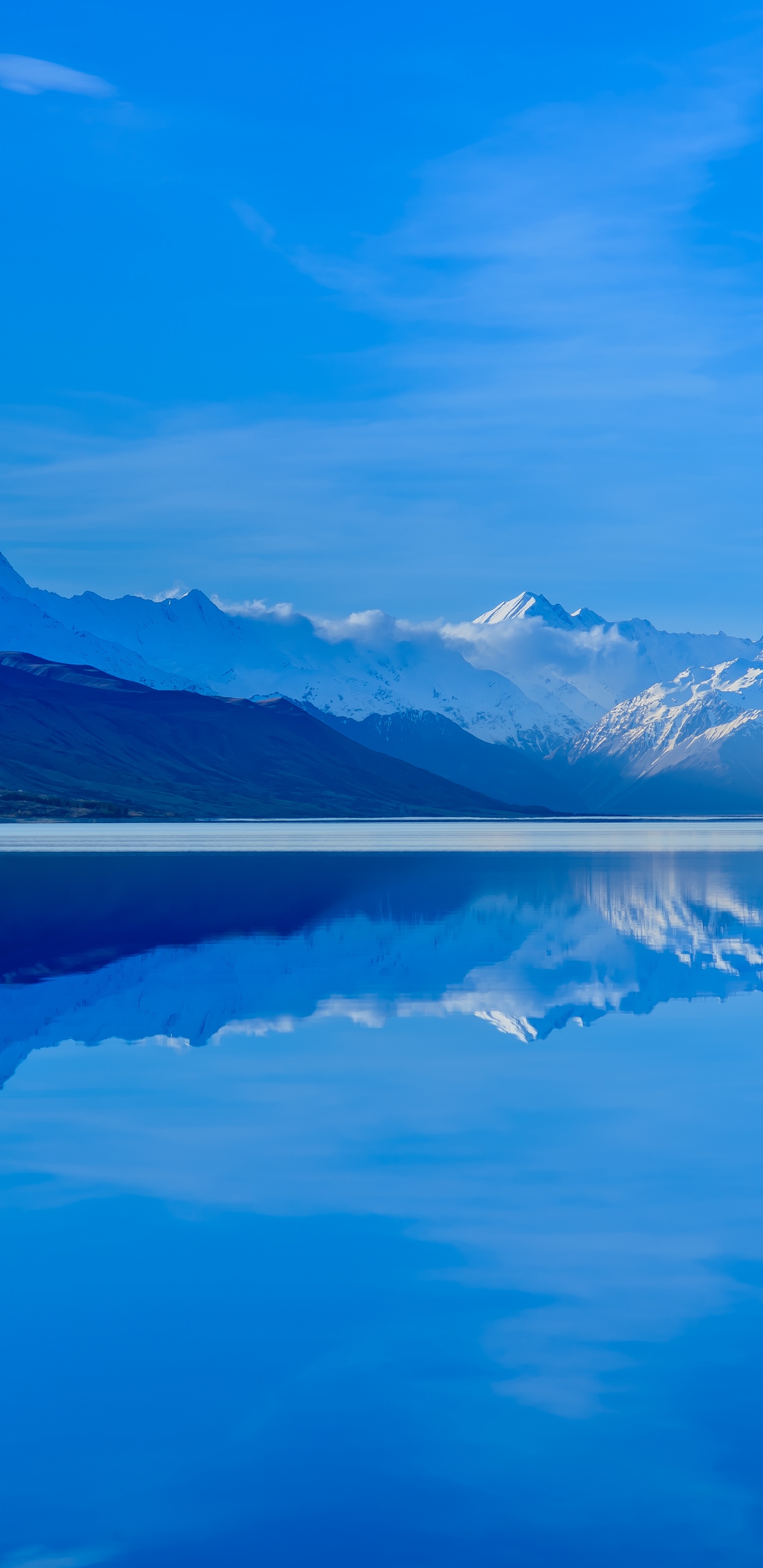 Cuerpo de Agua Cerca de la Montaña Bajo un Cielo Azul Durante el Día. Wallpaper in 1440x2960 Resolution