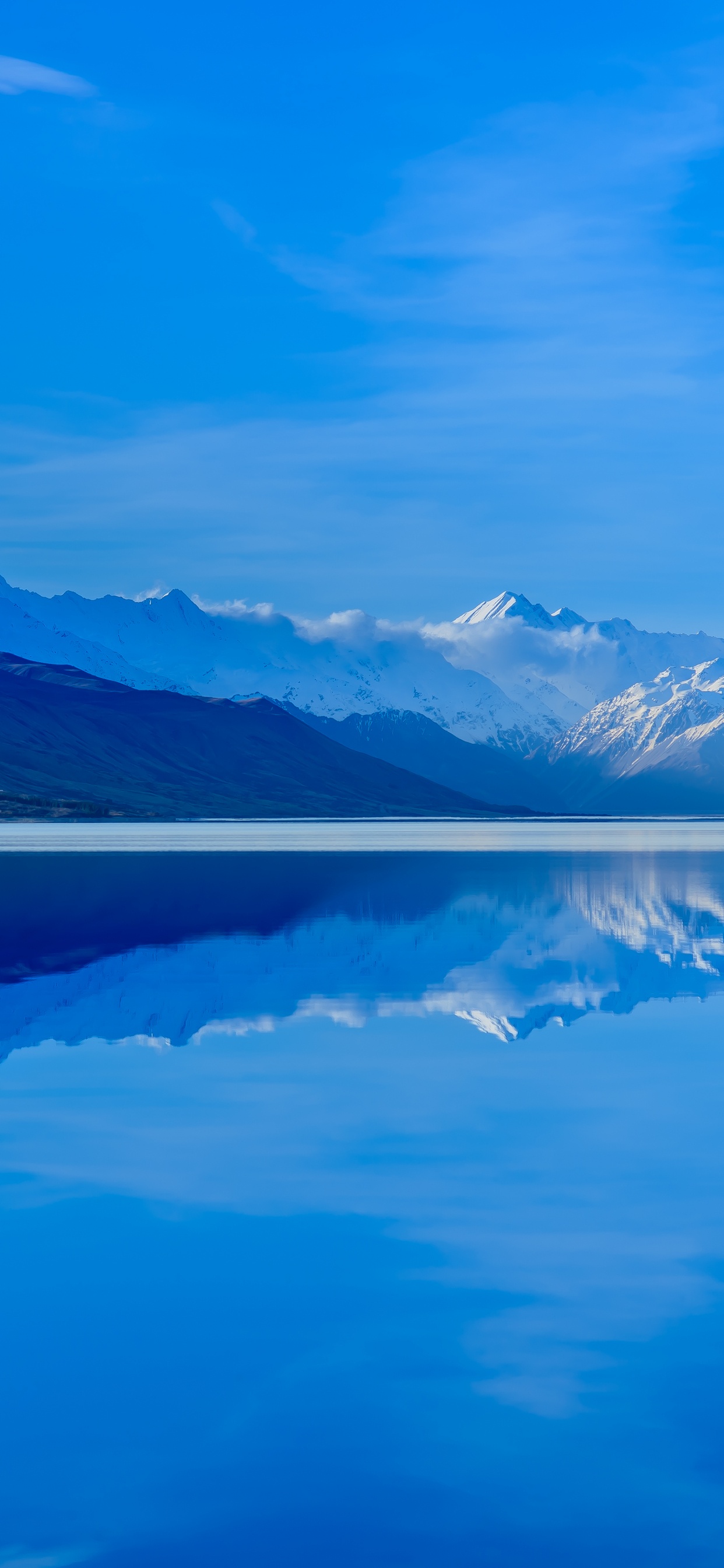 Plan D'eau Près de la Montagne Sous un Ciel Bleu Pendant la Journée. Wallpaper in 1242x2688 Resolution