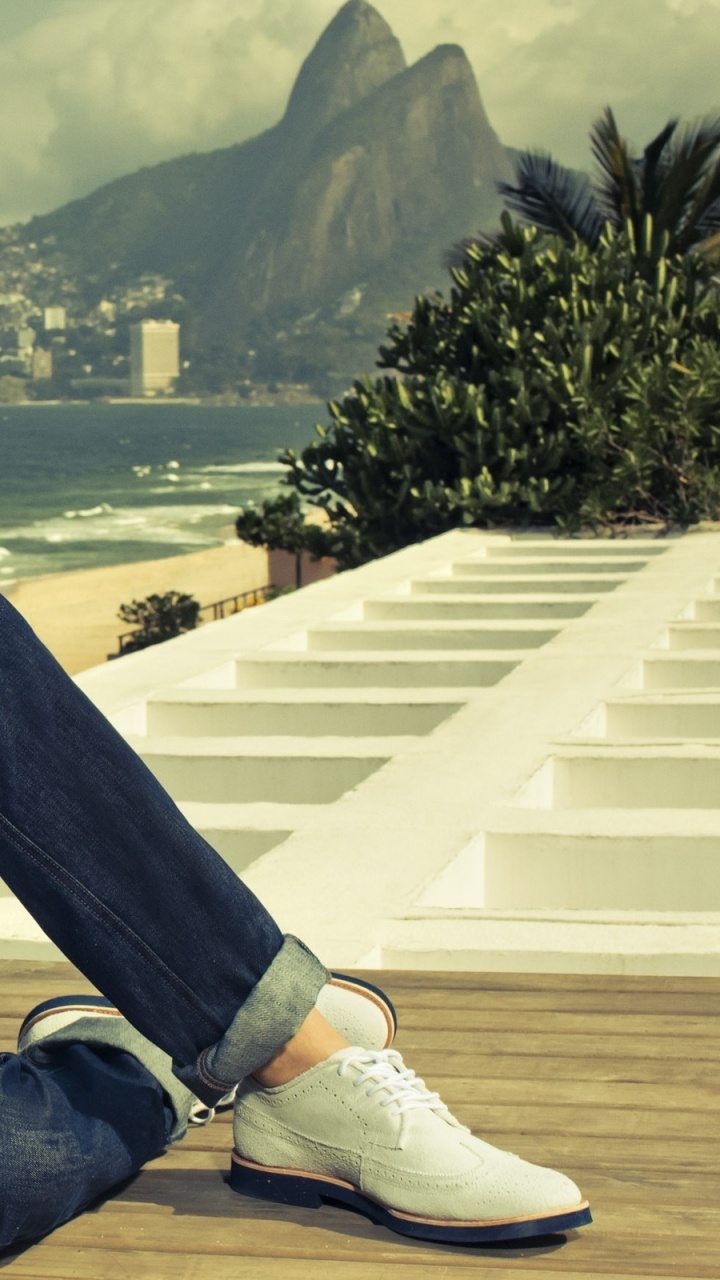 Ashton Kutcher, Model, Celebrity, Actor, Sitting. Wallpaper in 720x1280 Resolution