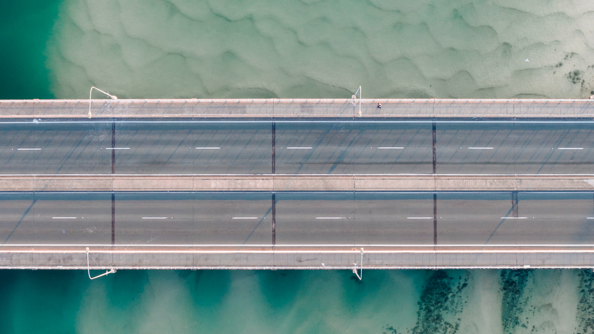 Weißes Und Graues Betongebäude in Der Nähe Von Grünem Wasser. Wallpaper in 1920x1080 Resolution