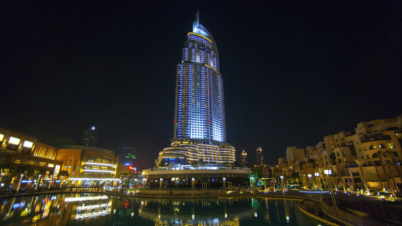 Weißes Und Schwarzes Betongebäude in Der Nähe Eines Gewässers Während Der Nacht. Wallpaper in 1280x720 Resolution