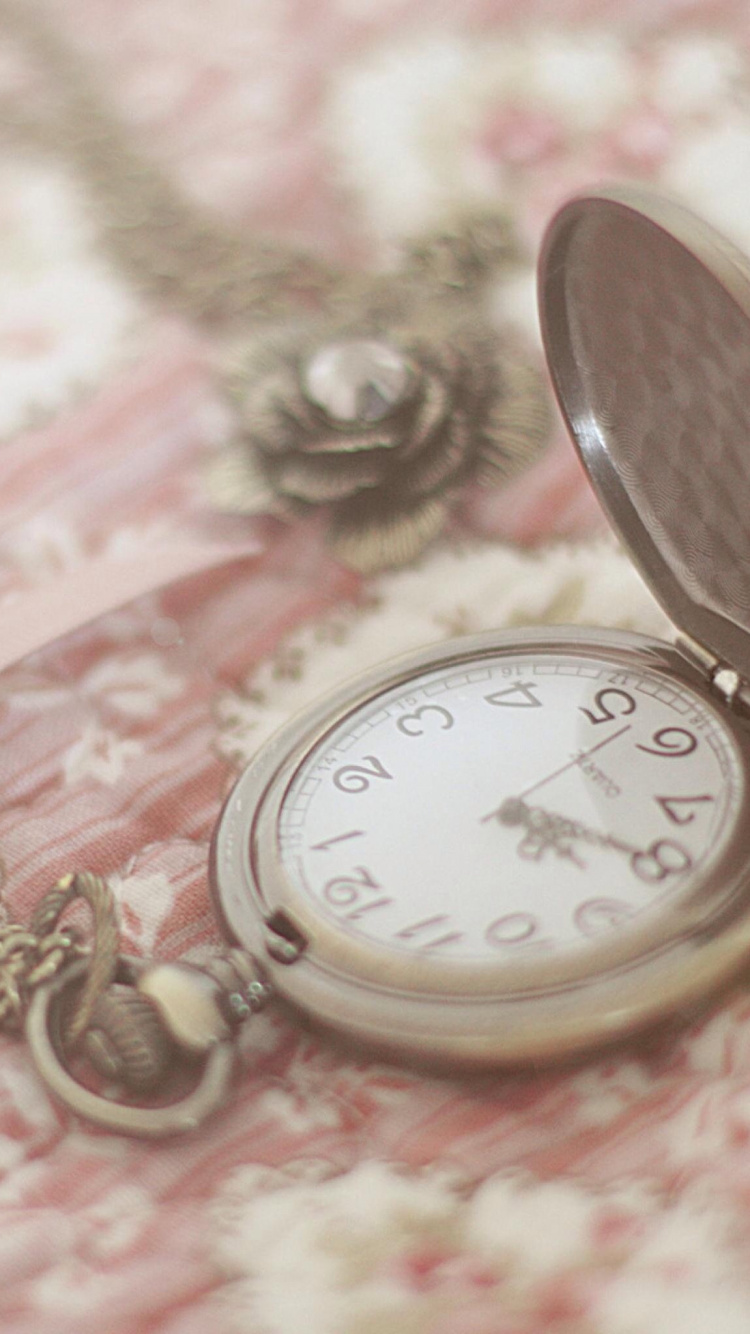 Reloj de Bolsillo Dorado Sobre Textil Floral Rosa y Blanco.. Wallpaper in 750x1334 Resolution