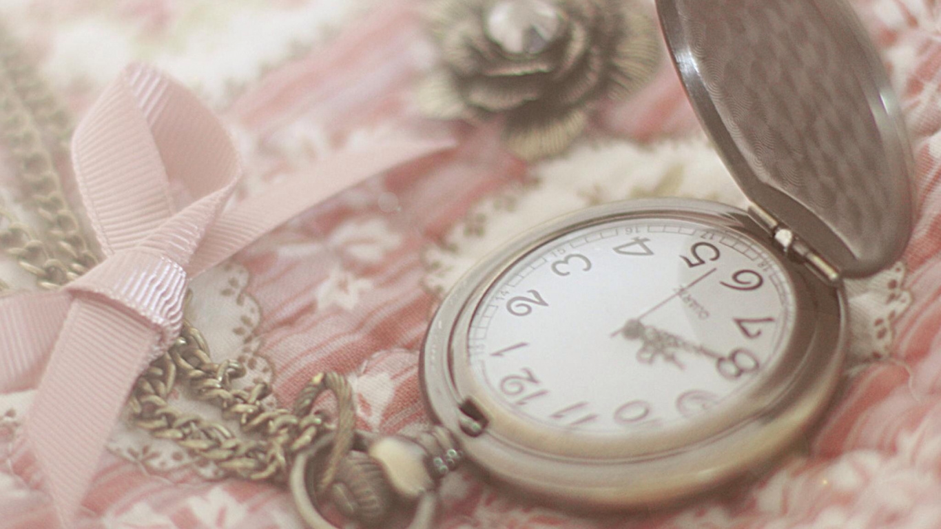 Montre de Poche en or Sur Textile Floral Rose et Blanc. Wallpaper in 1366x768 Resolution