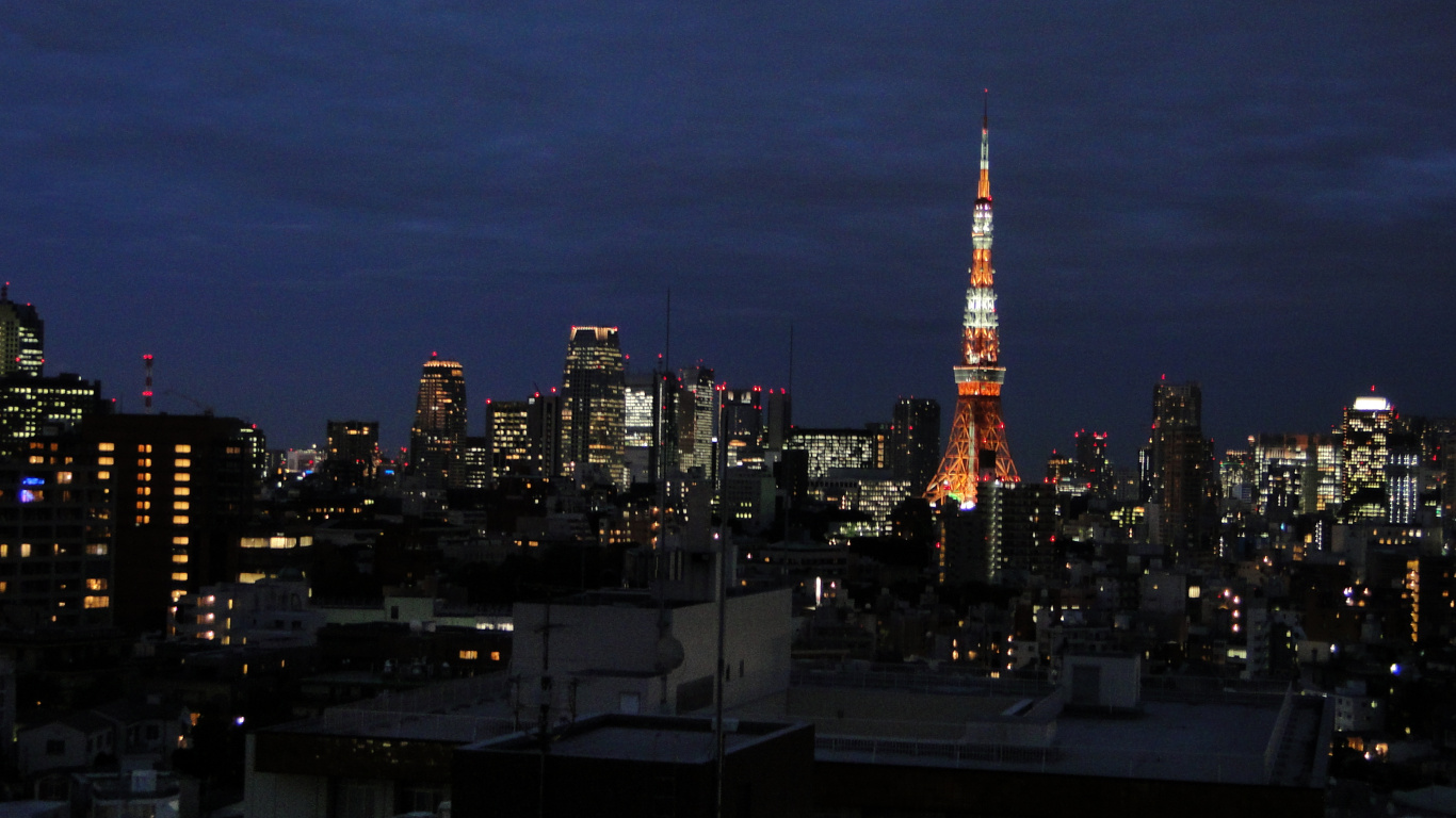 Beleuchteter Eiffelturm Während Der Nacht. Wallpaper in 1366x768 Resolution
