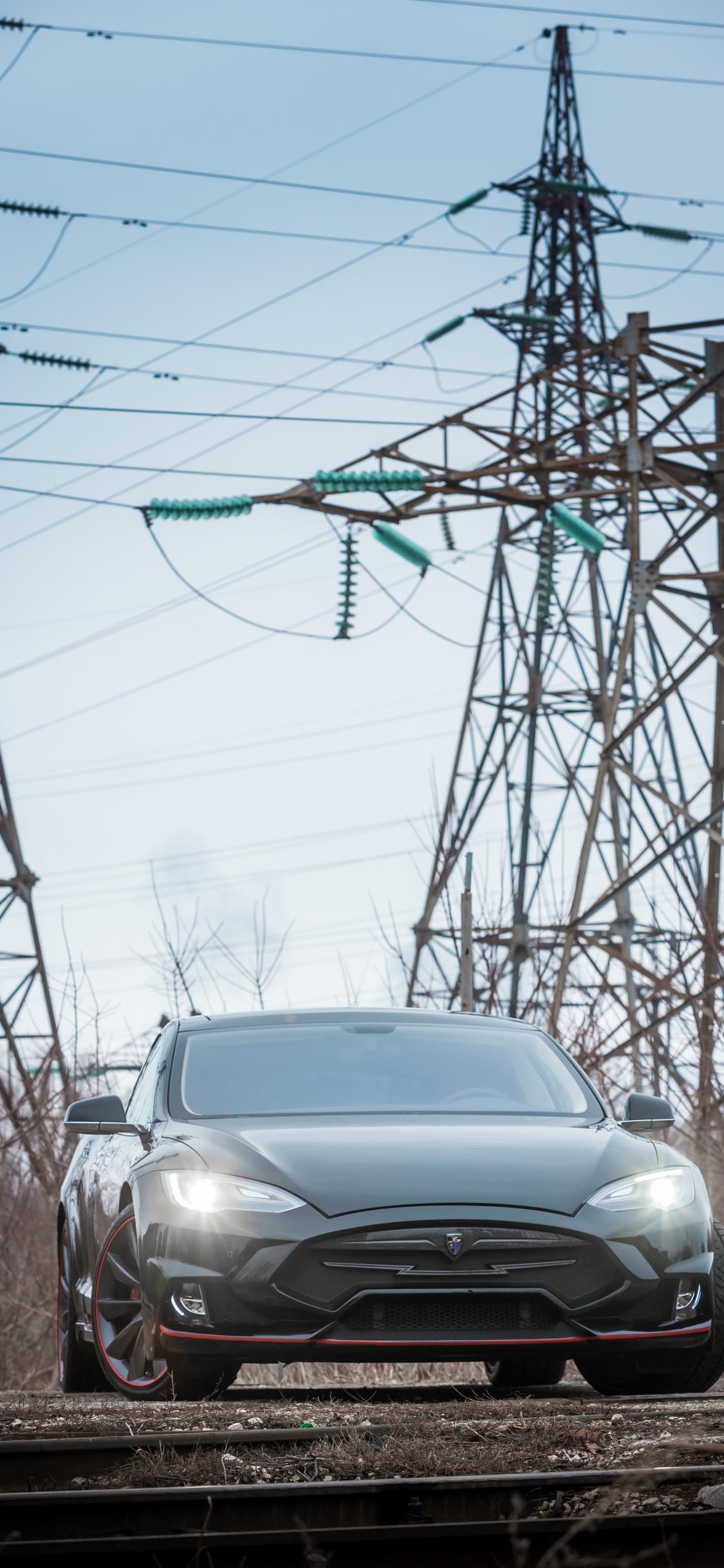 Voiture Argentée Garée Près D'un Poste Électrique Pendant la Journée. Wallpaper in 1125x2436 Resolution