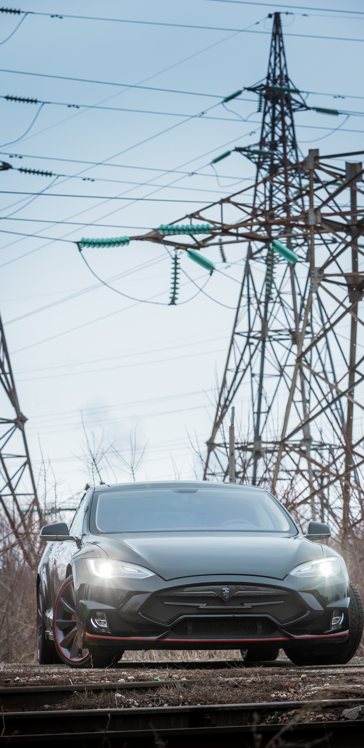 Voiture Argentée Garée Près D'un Poste Électrique Pendant la Journée. Wallpaper in 1440x2960 Resolution