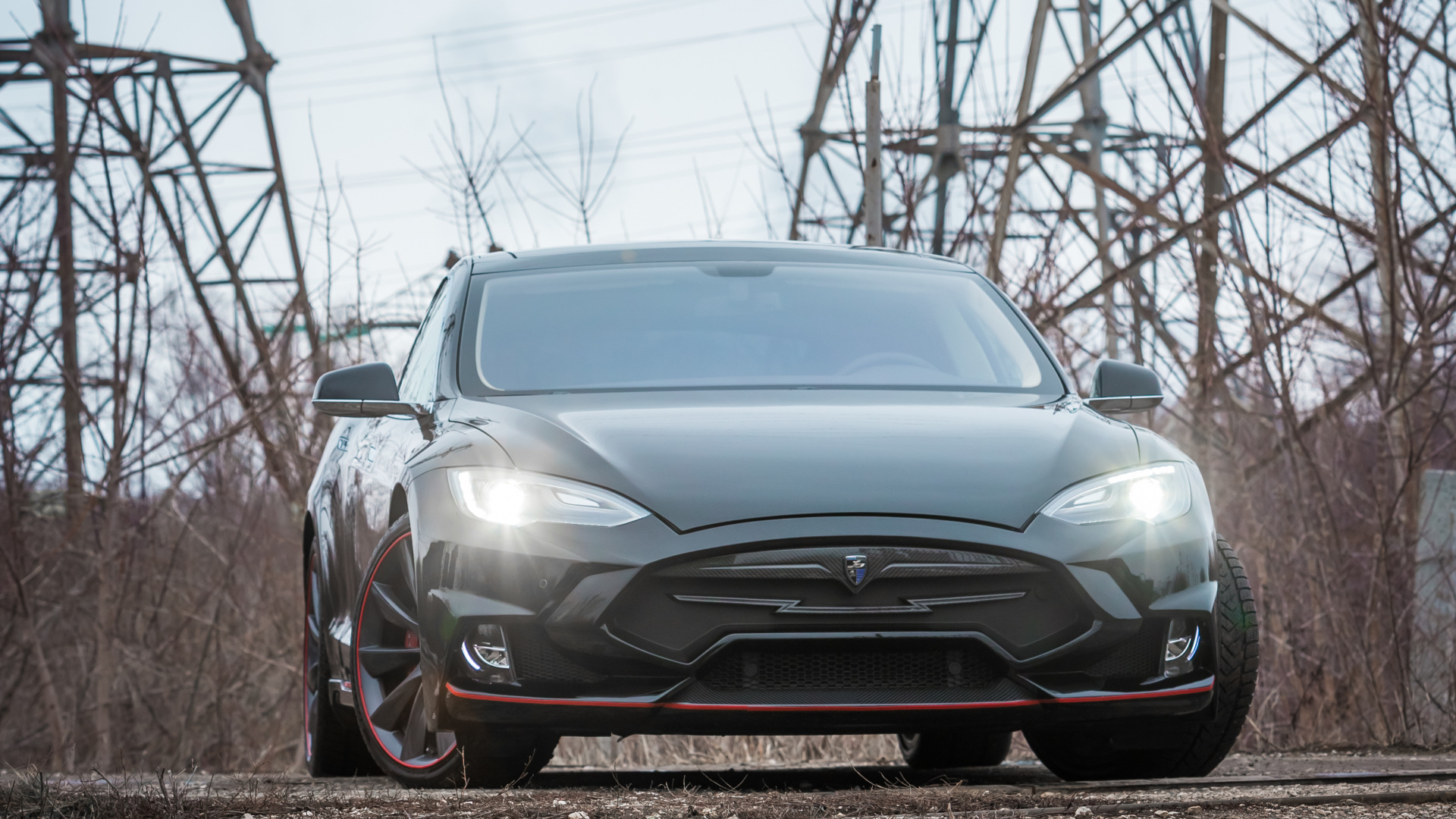 Voiture Argentée Garée Près D'un Poste Électrique Pendant la Journée. Wallpaper in 1920x1080 Resolution