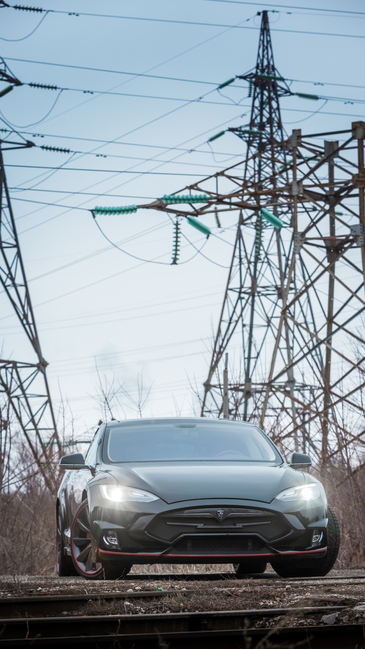 Voiture Argentée Garée Près D'un Poste Électrique Pendant la Journée. Wallpaper in 720x1280 Resolution