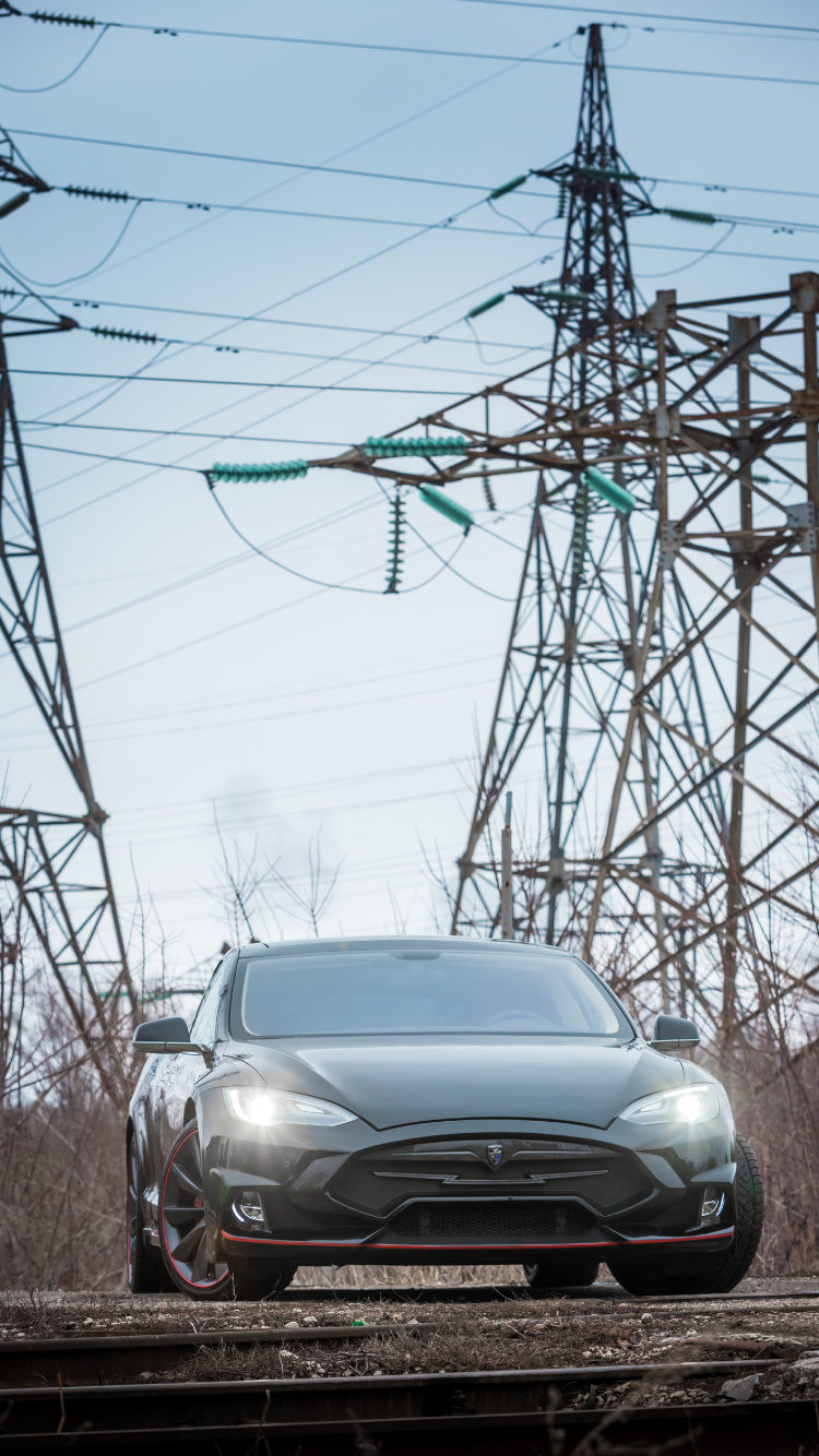 Voiture Argentée Garée Près D'un Poste Électrique Pendant la Journée. Wallpaper in 750x1334 Resolution